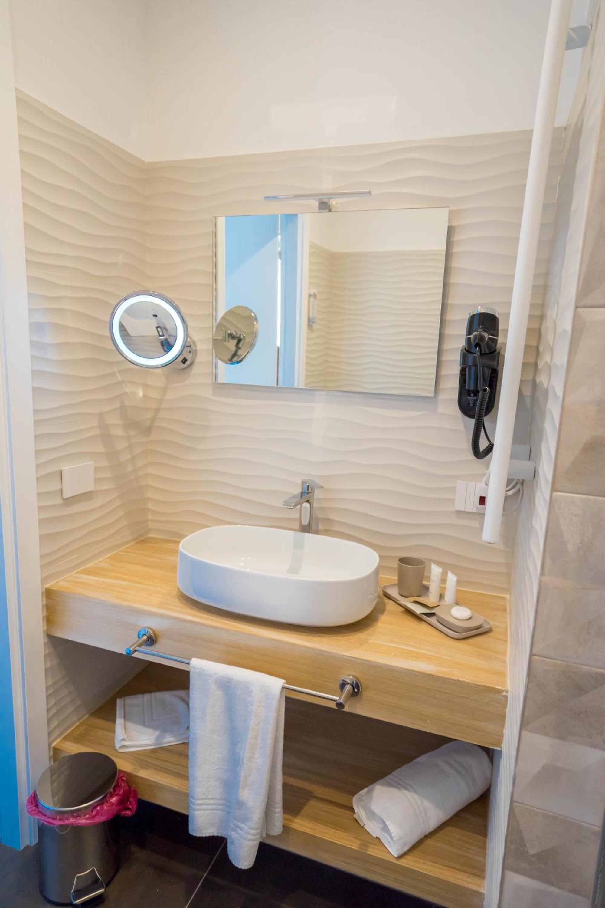 Double Room with Balcony - Photo 7
