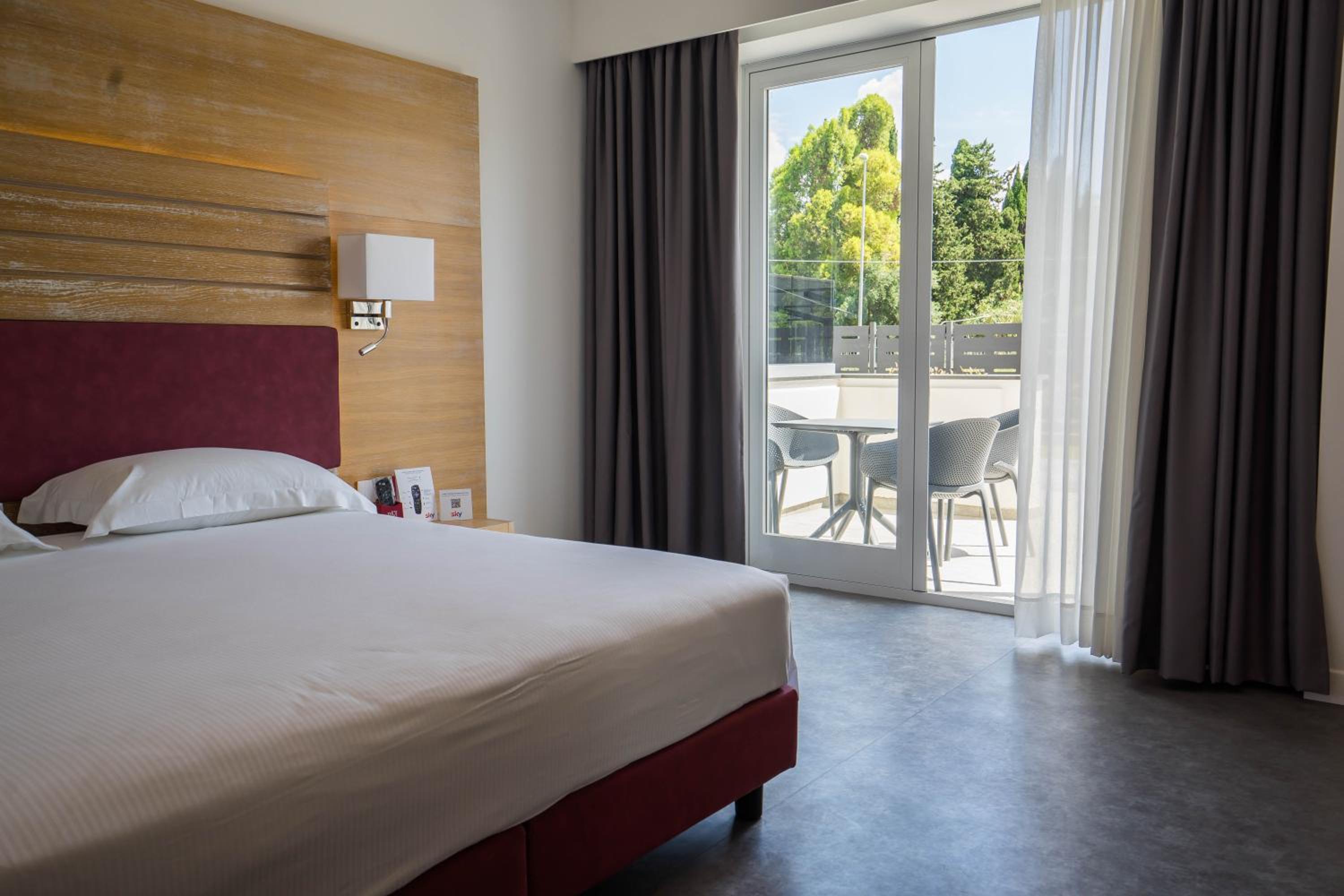 Double Room with Balcony - Photo 11