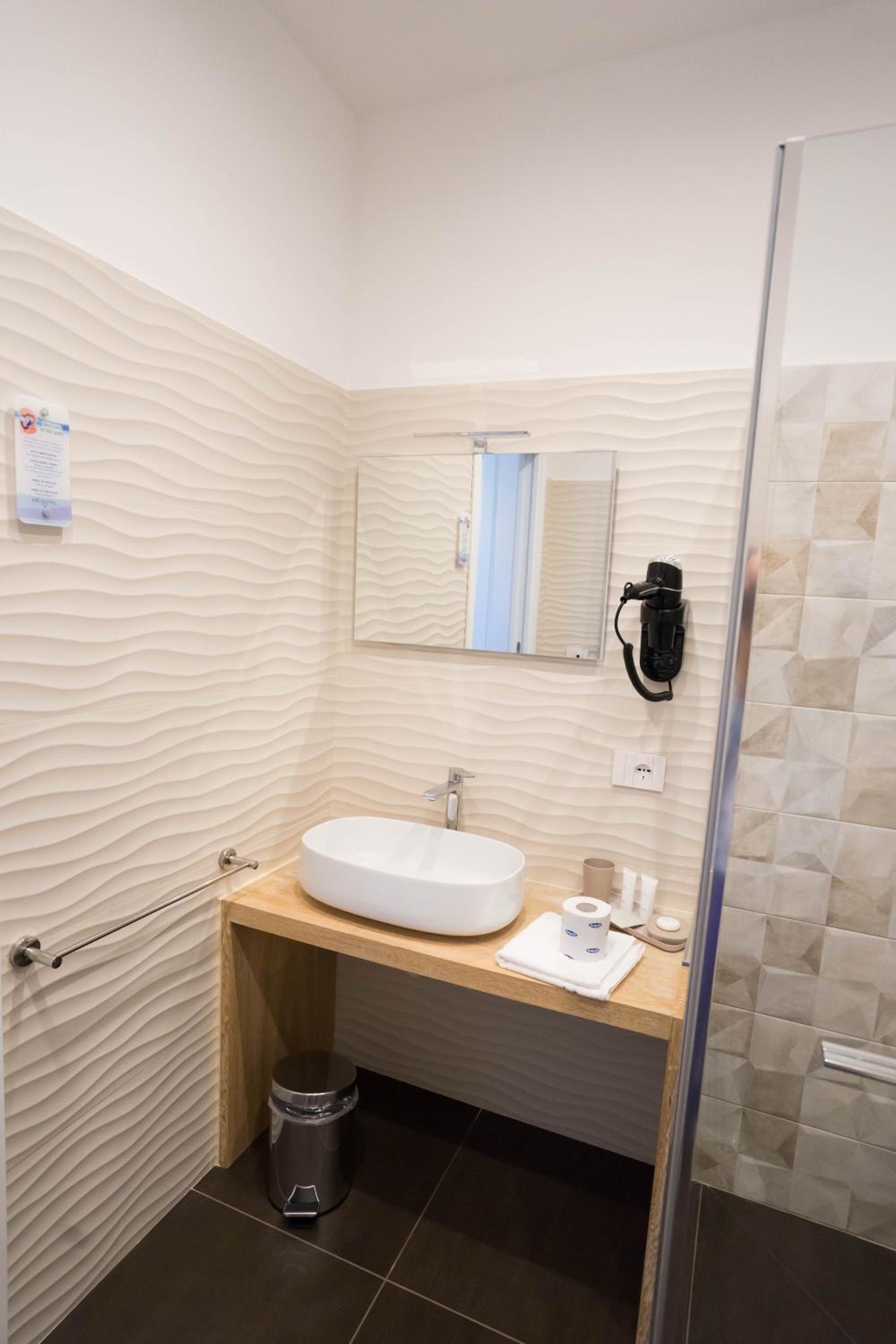 Junior Suite with Balcony - Photo 5