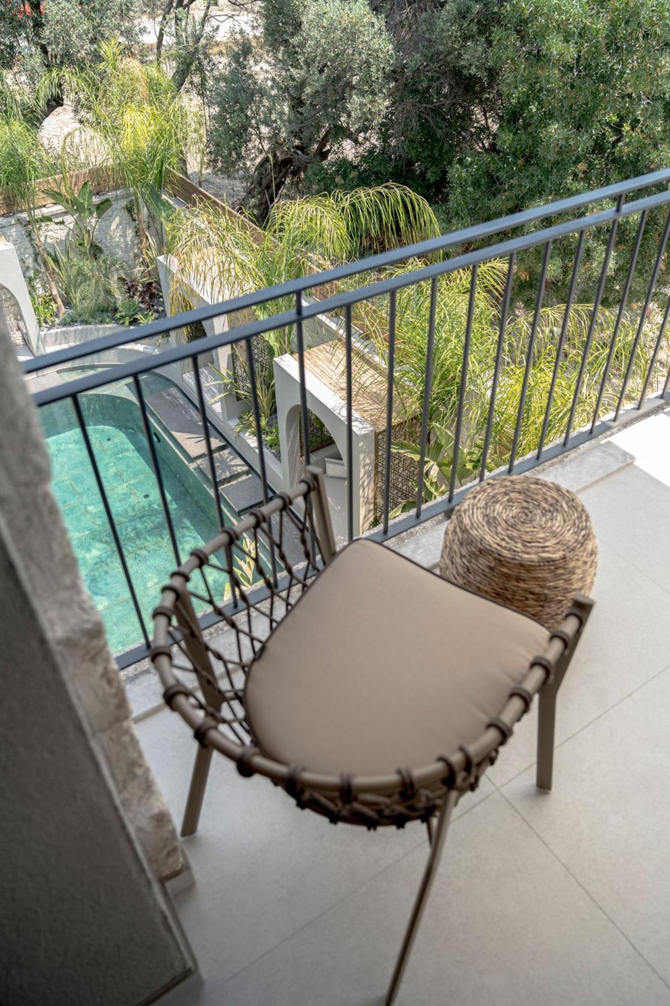Queen Room with Pool View photo 3