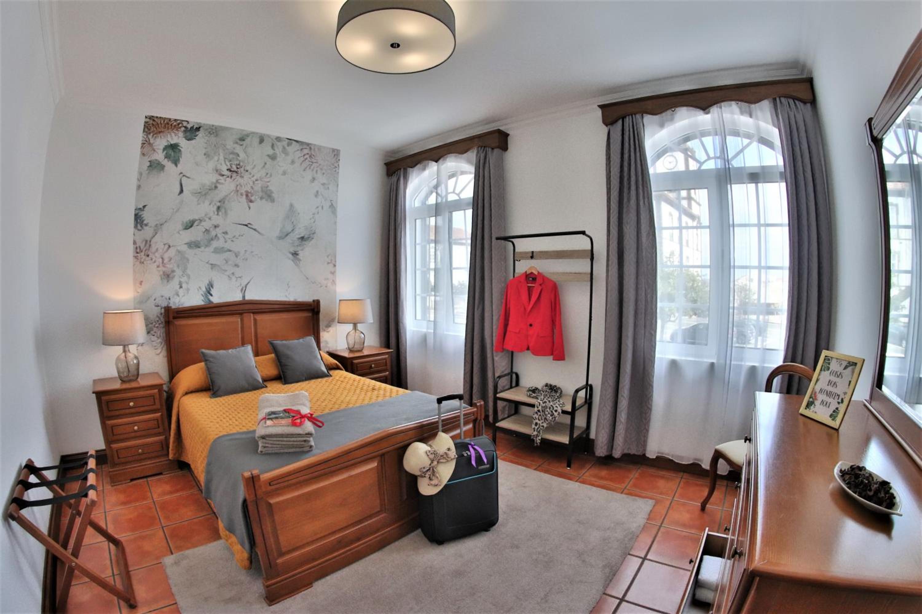 Superior One-Bedroom Apartment - Photo 2