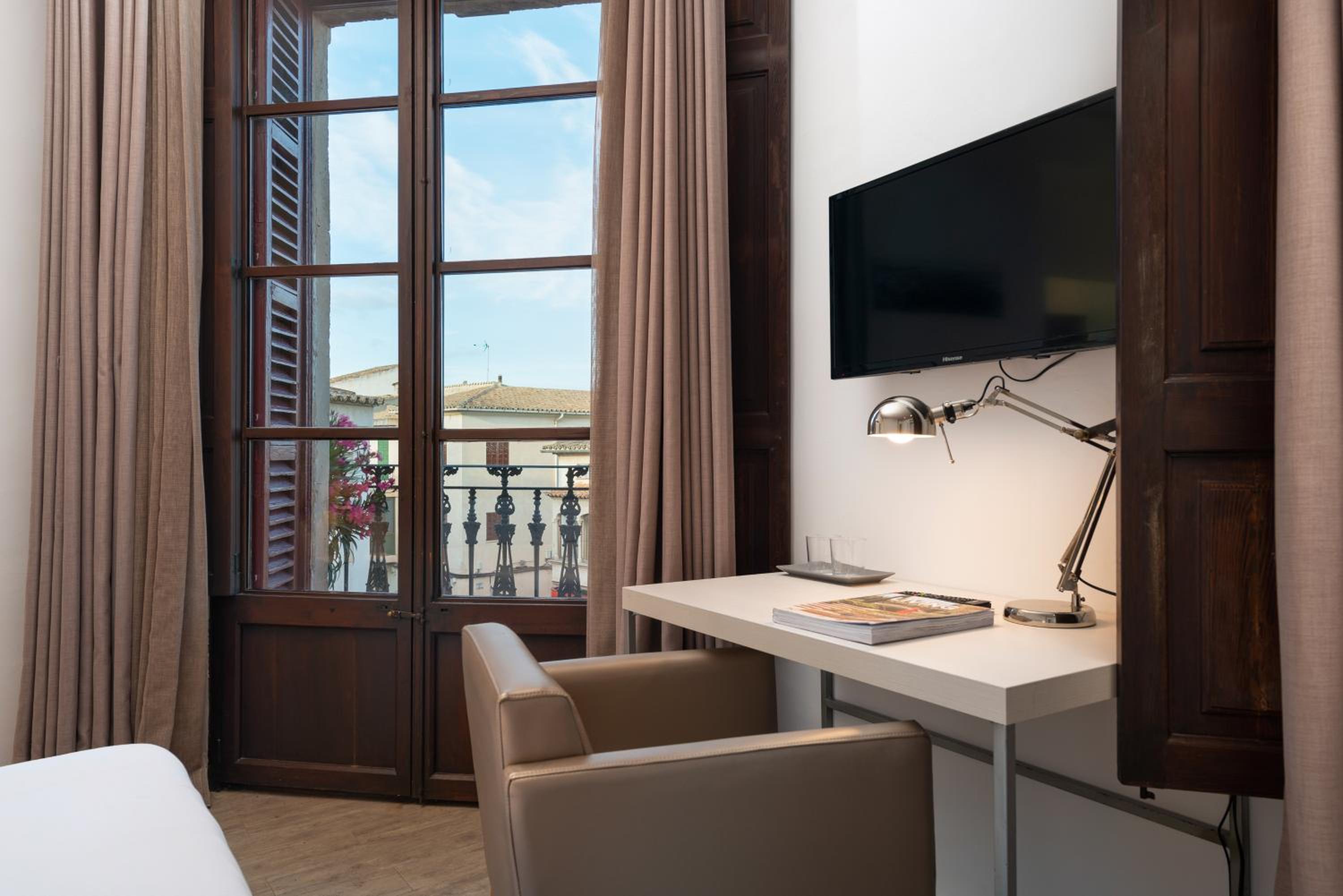 Deluxe Double Room with Balcony photo 3