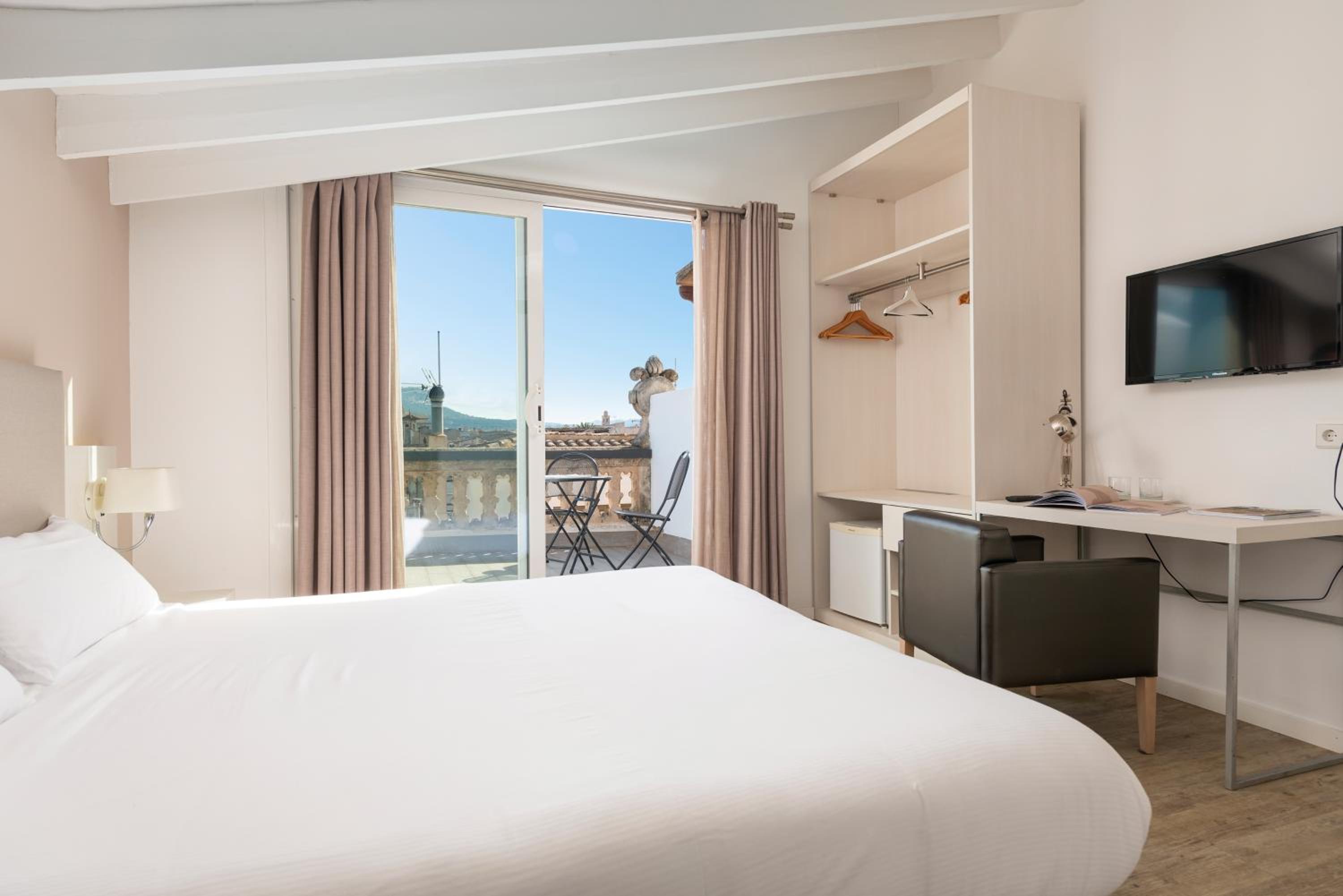 Deluxe Double Room with Terrace - Photo 3