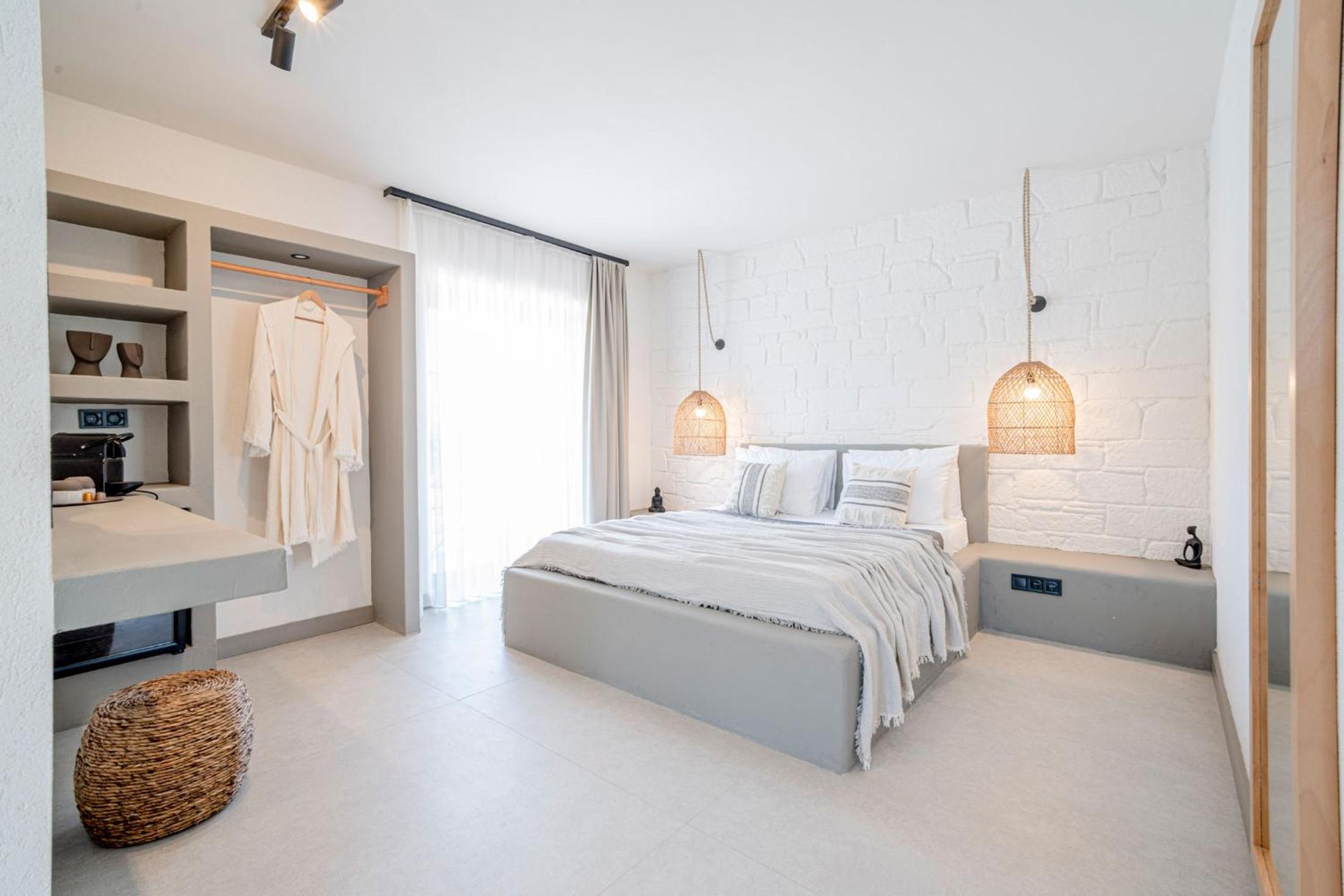 Deluxe Double Room with Balcony photo 2