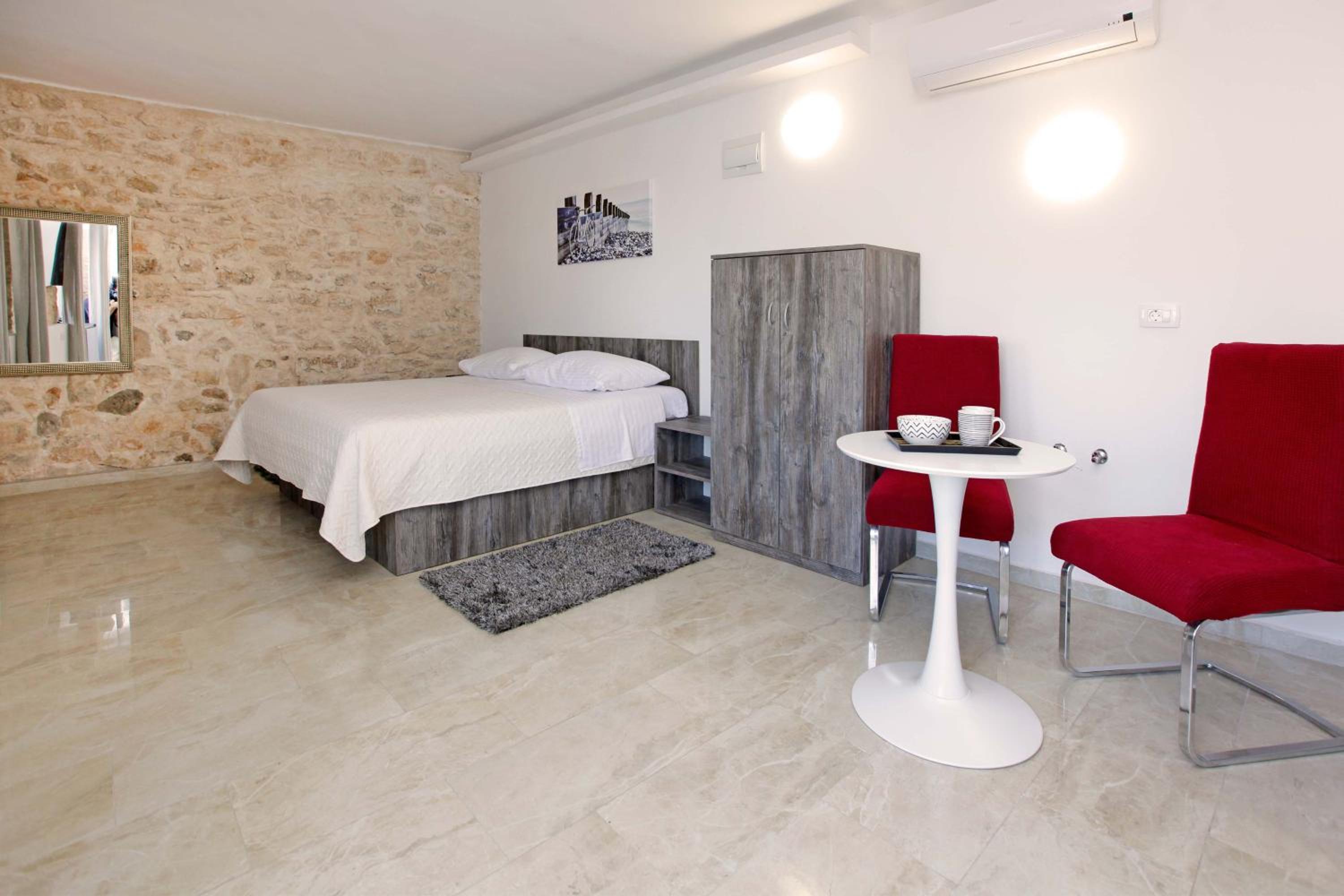 Deluxe Double Room - Photo 8