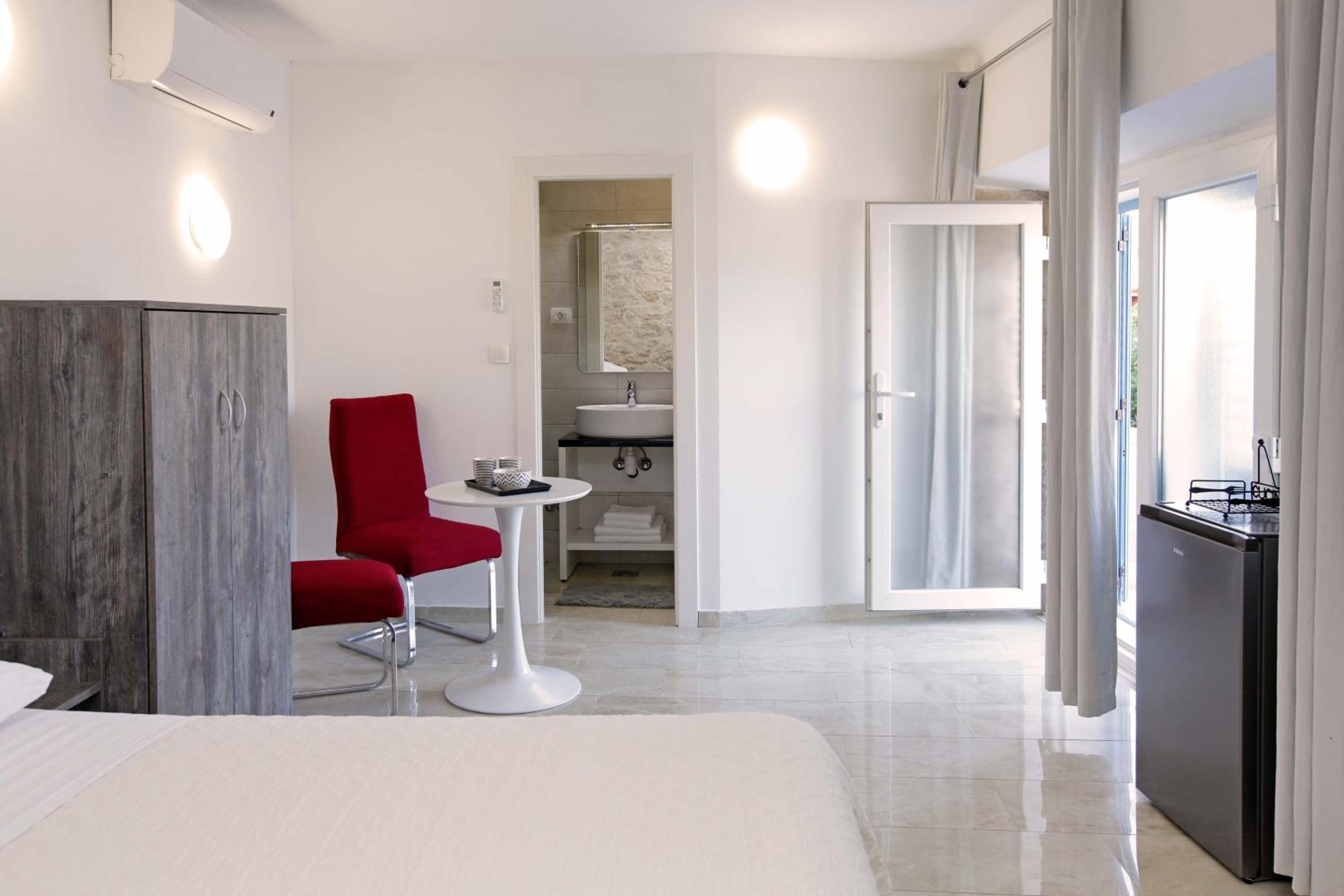 Deluxe Double Room - Photo 7
