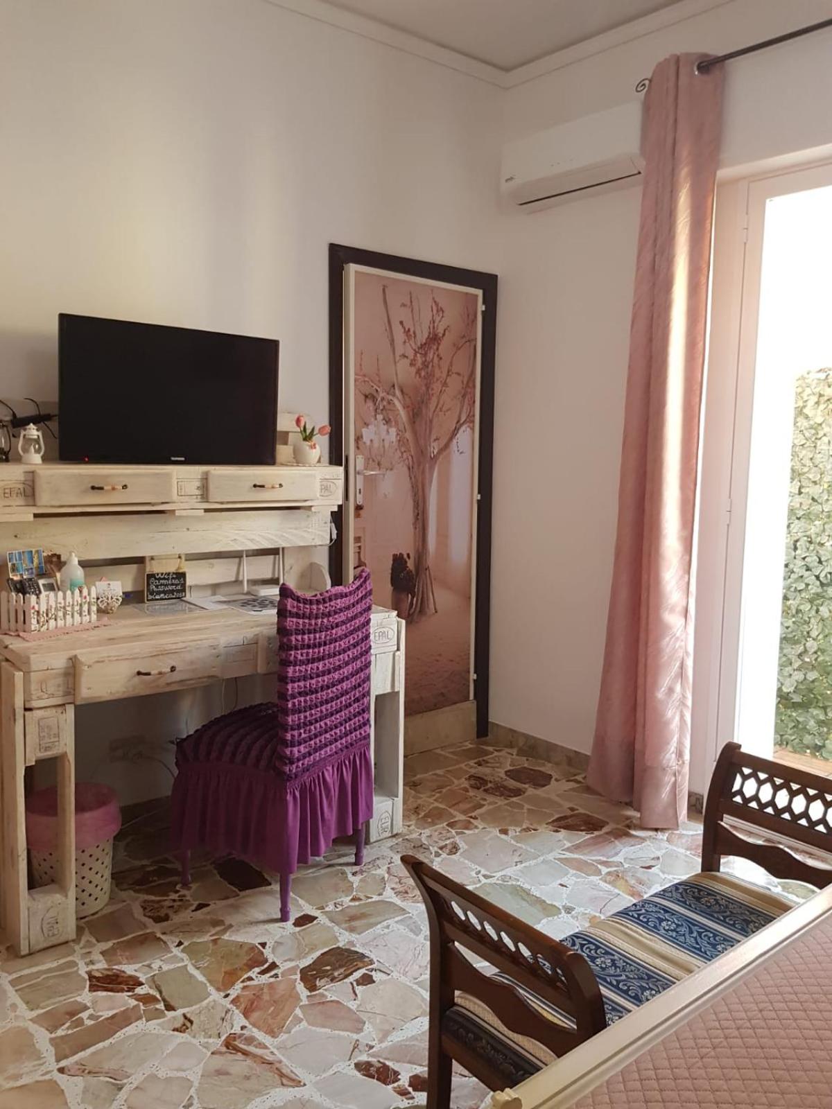 Double Room with Private Bathroom - Photo 1