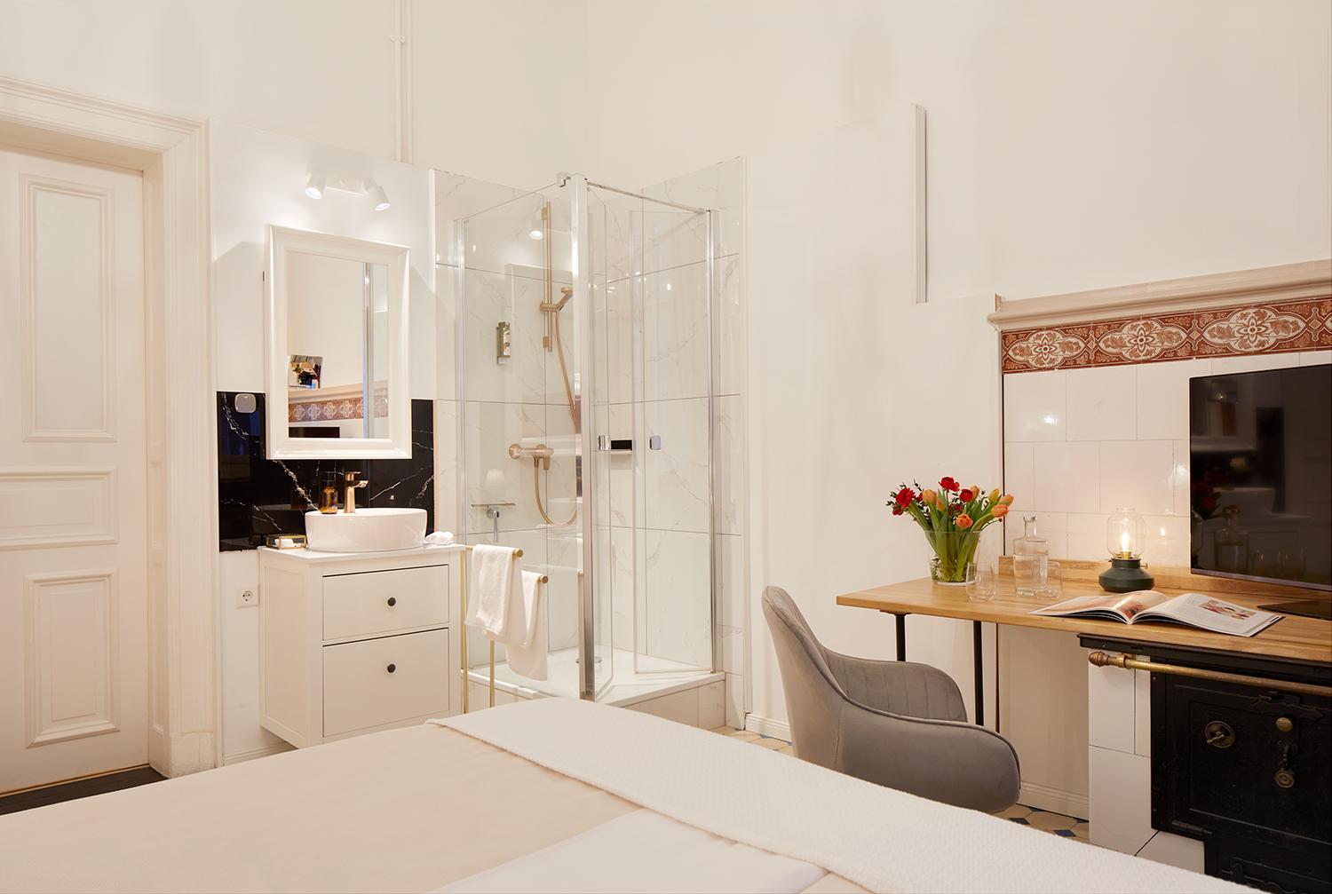 Standard Double Room thumbnail 6