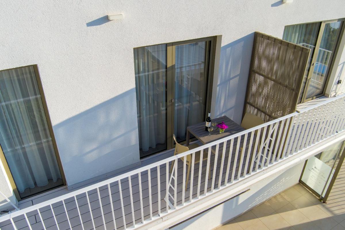 Family Studio With Street View