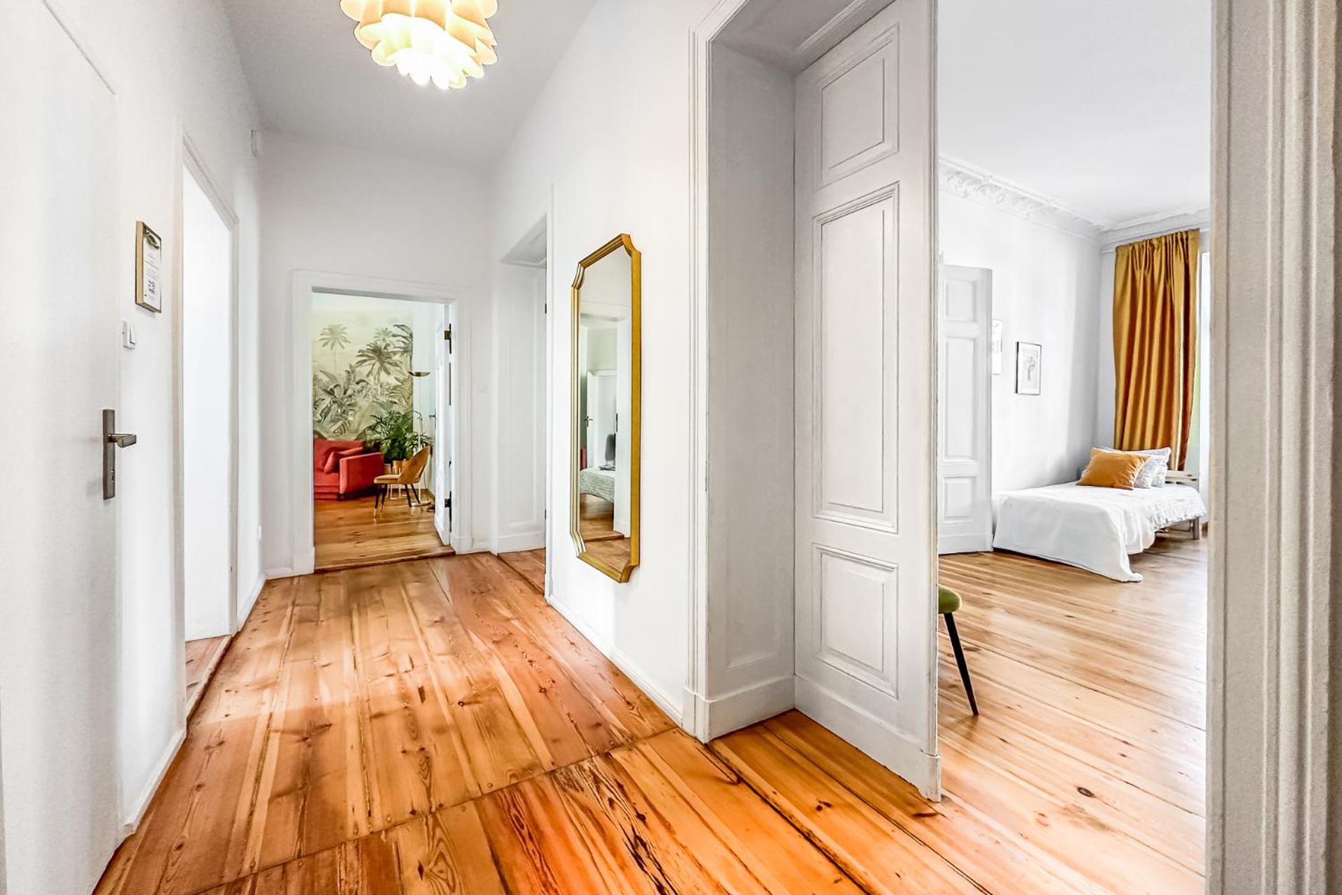 Glam Four-Bedroom Apartment with 2 Bathrooms  and Living Room  - Photo 17