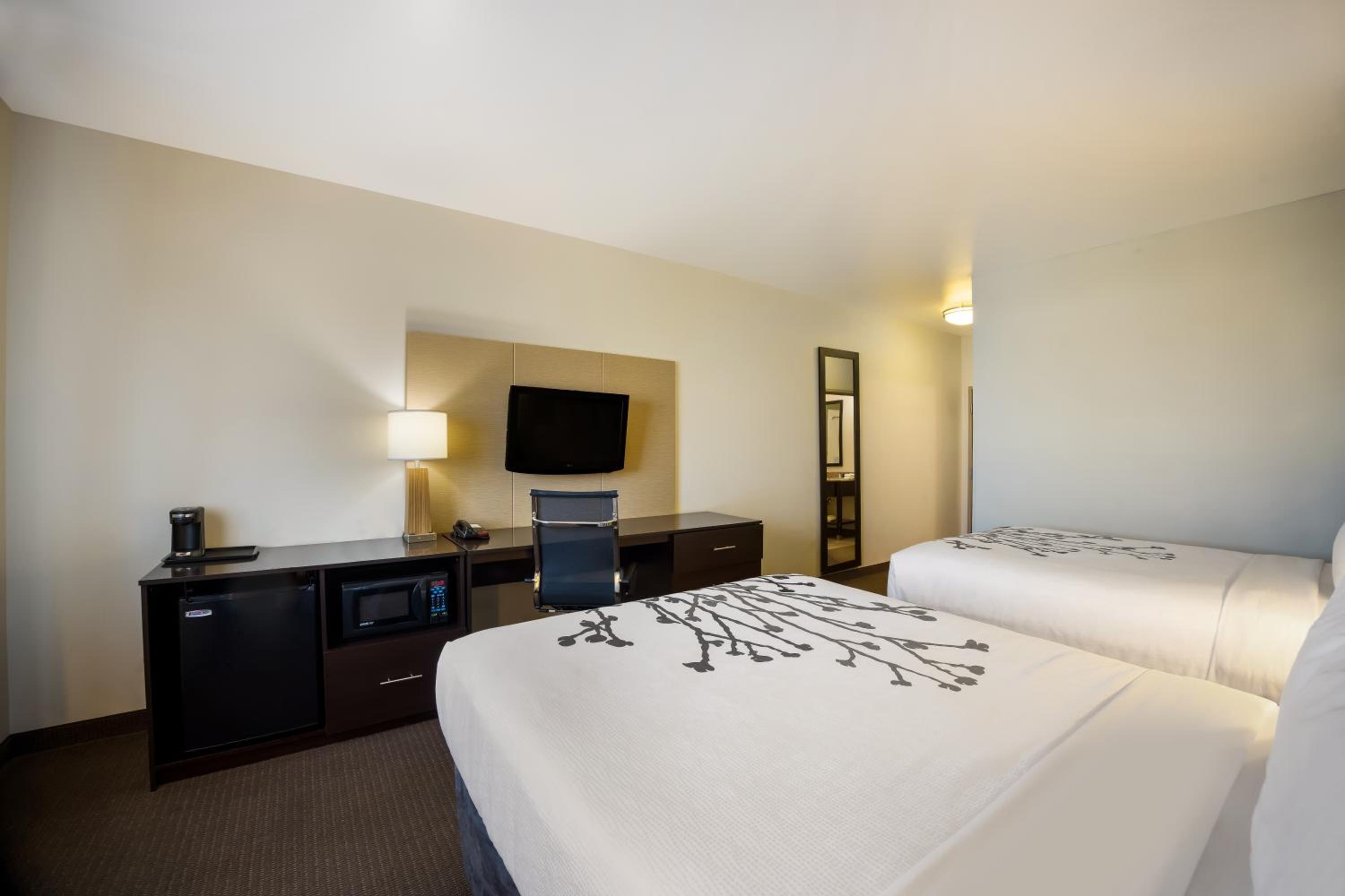 Queen Room with Two Queen Beds - Non-Smoking - Photo 3