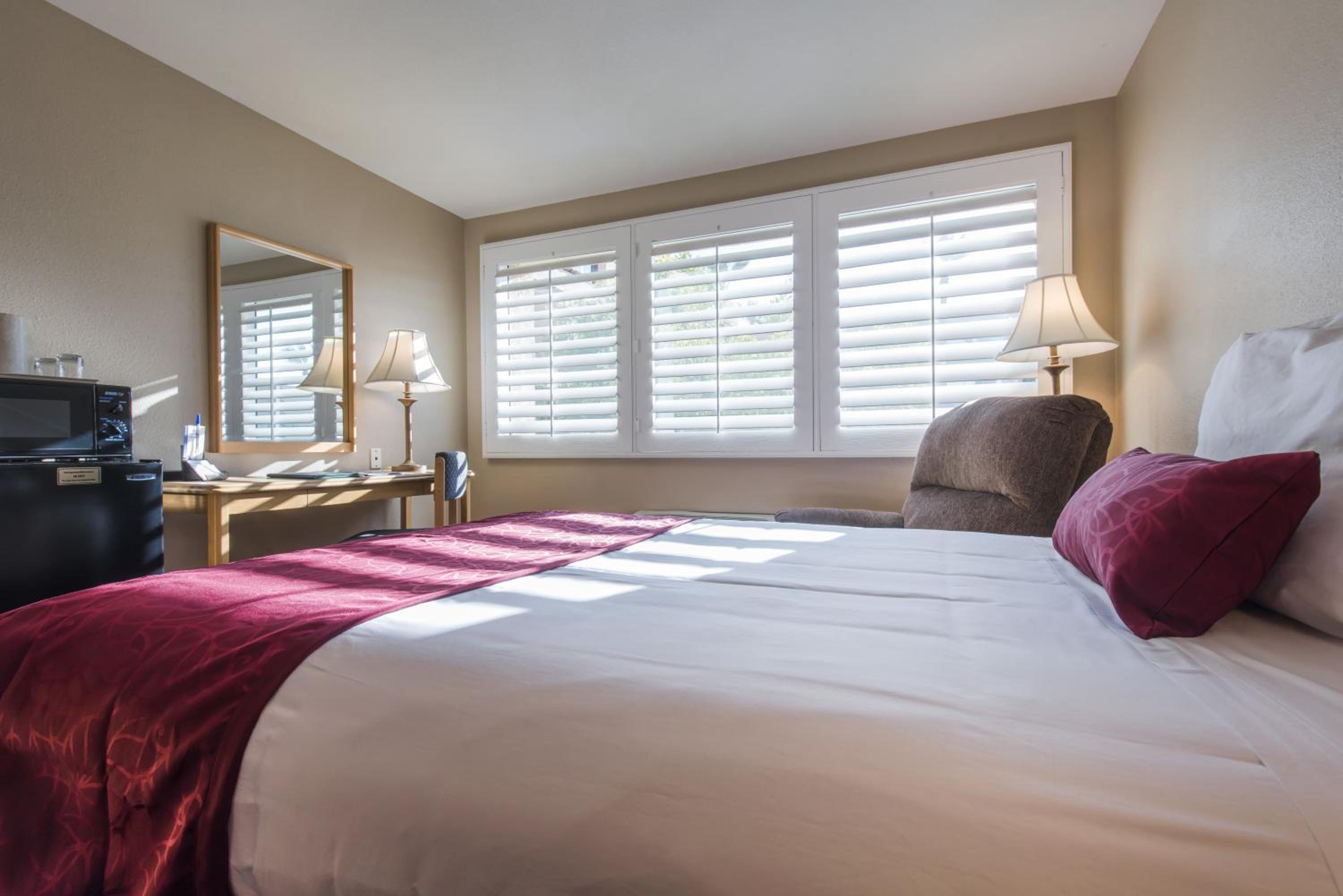 Deluxe Double Beds - Photo 2