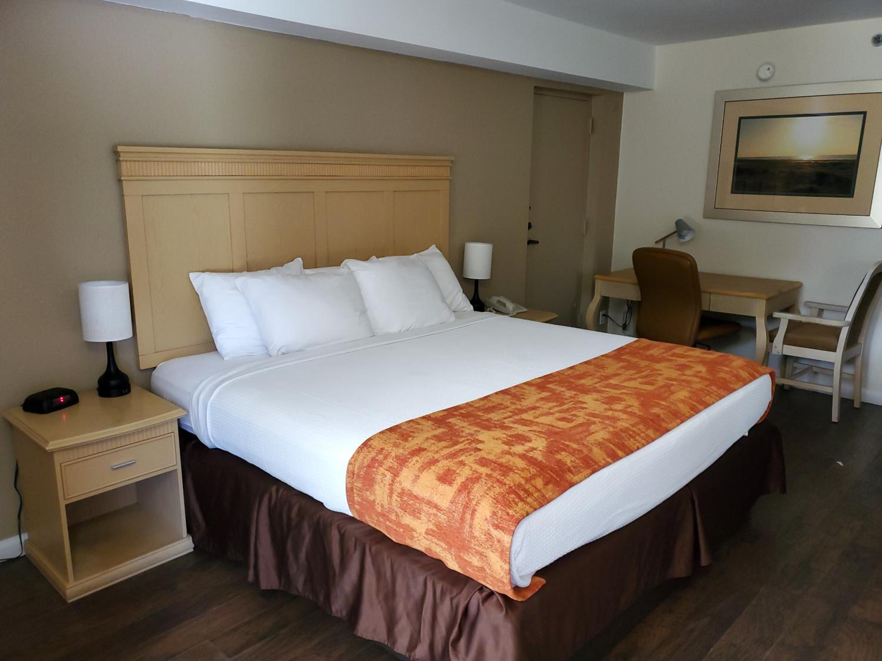 Queen Bed Accessible Exterior Hall - 1st Floor photo 2