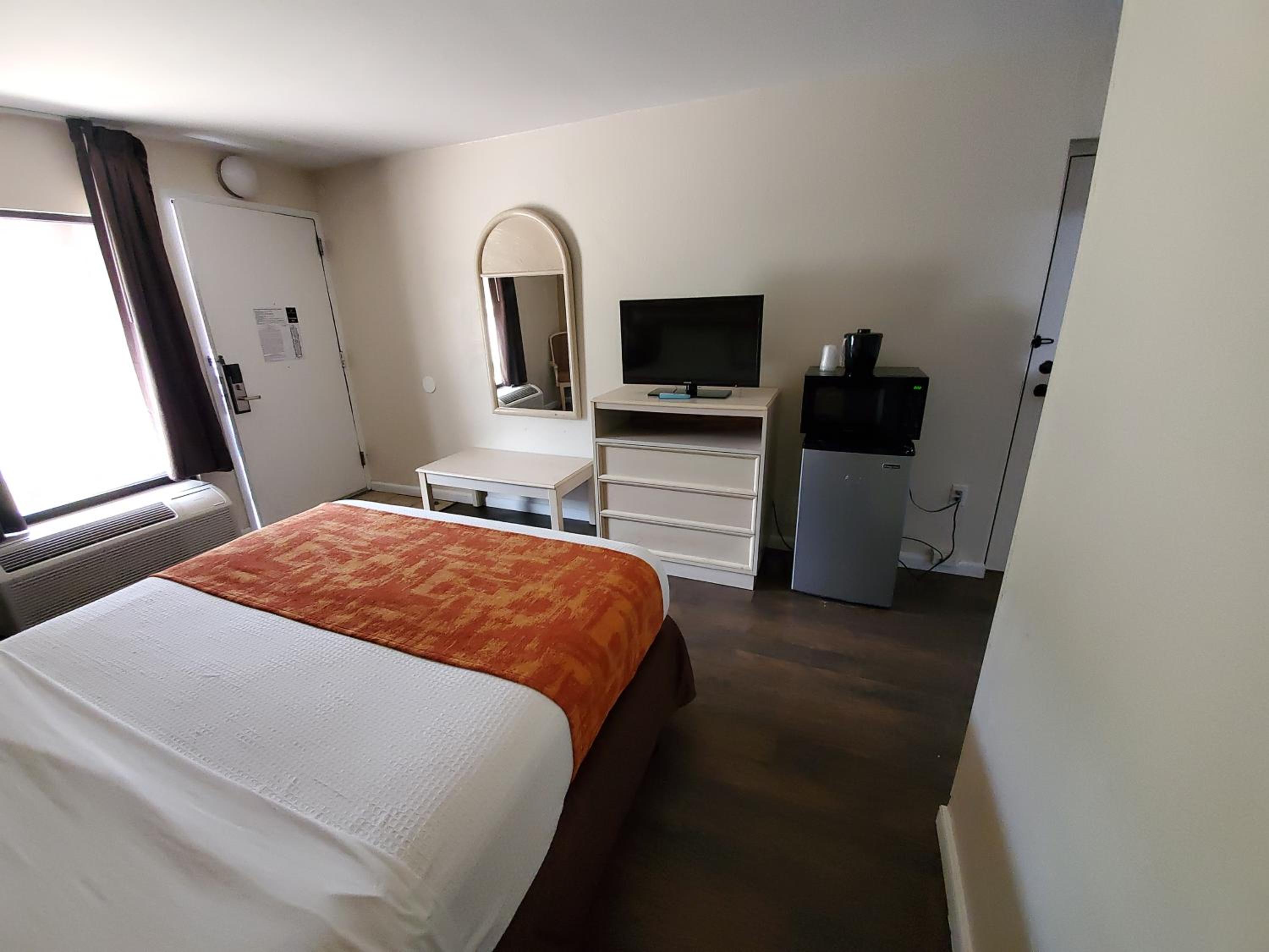 Queen Bed Accessible Exterior Hall - 1st Floor