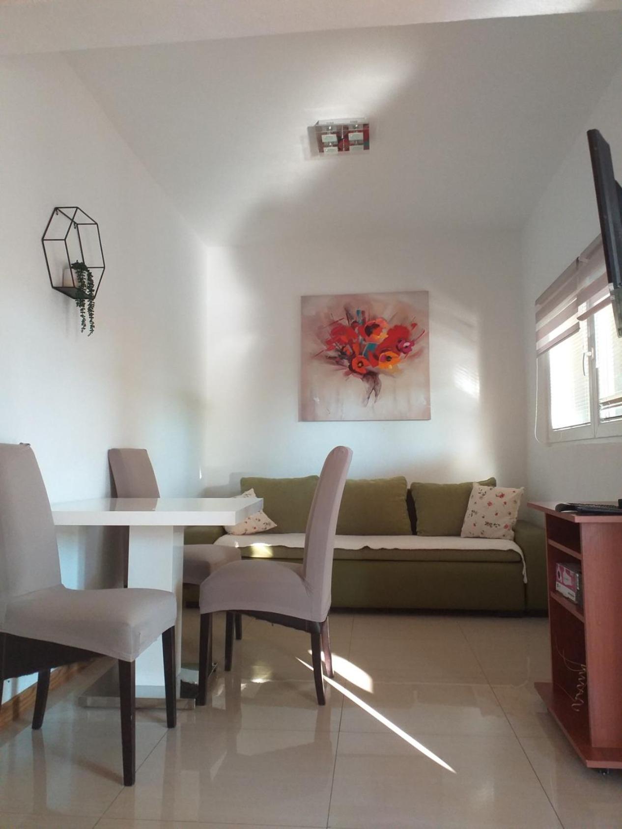 One-Bedroom Apartment with Terrace (2 Adults + 2 Children) photo 1