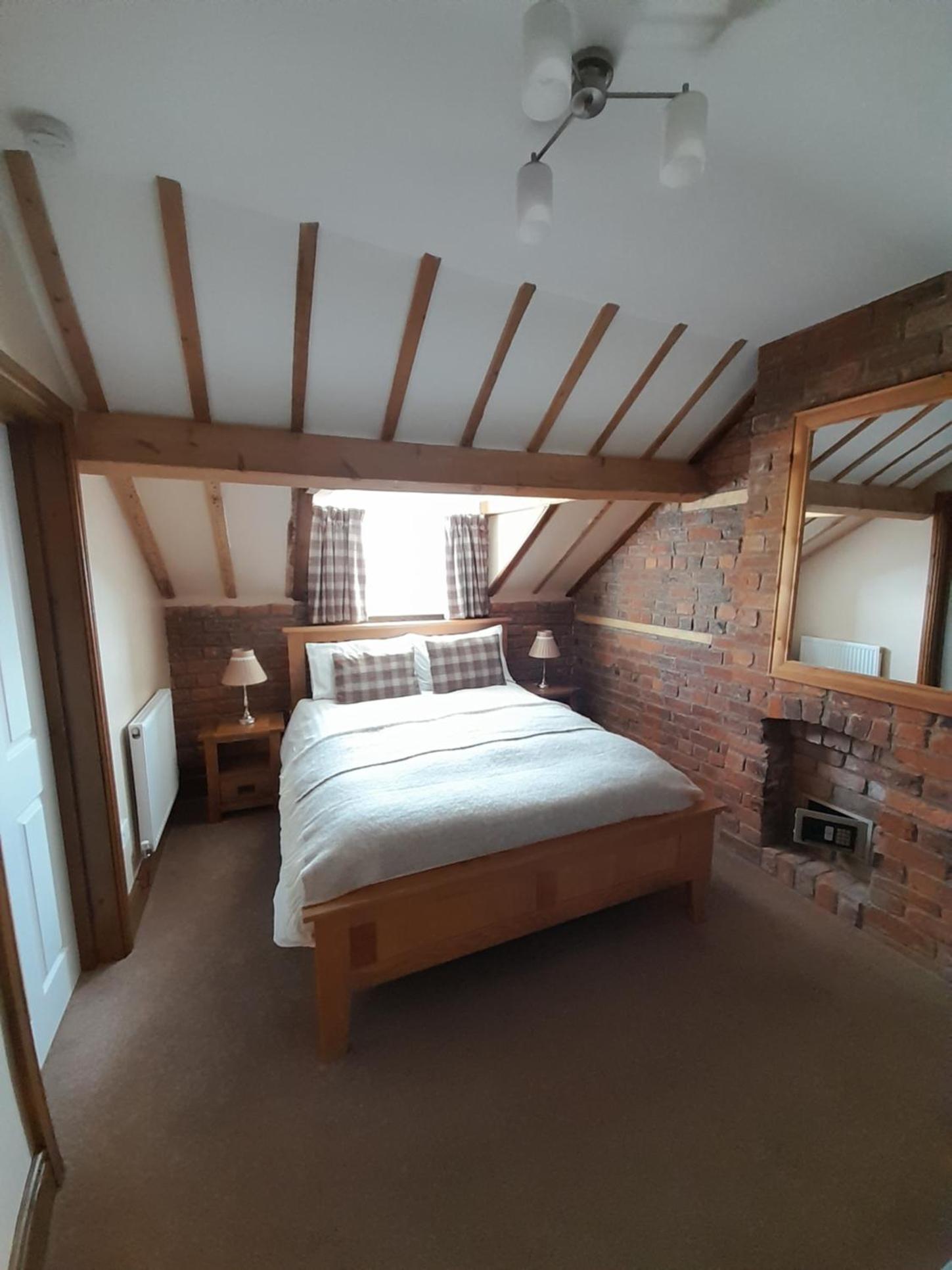 Deluxe King Room - Photo 2