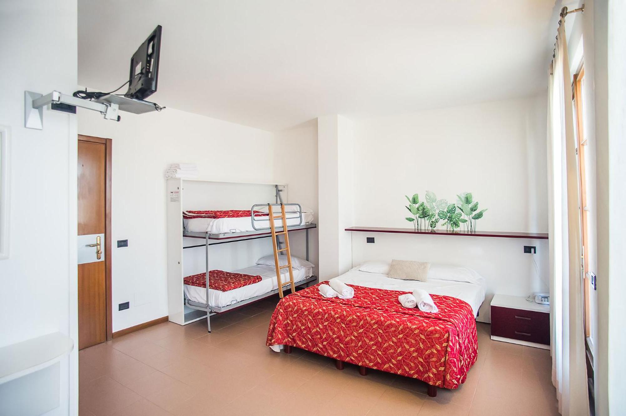 Quadruple Room - Photo 7