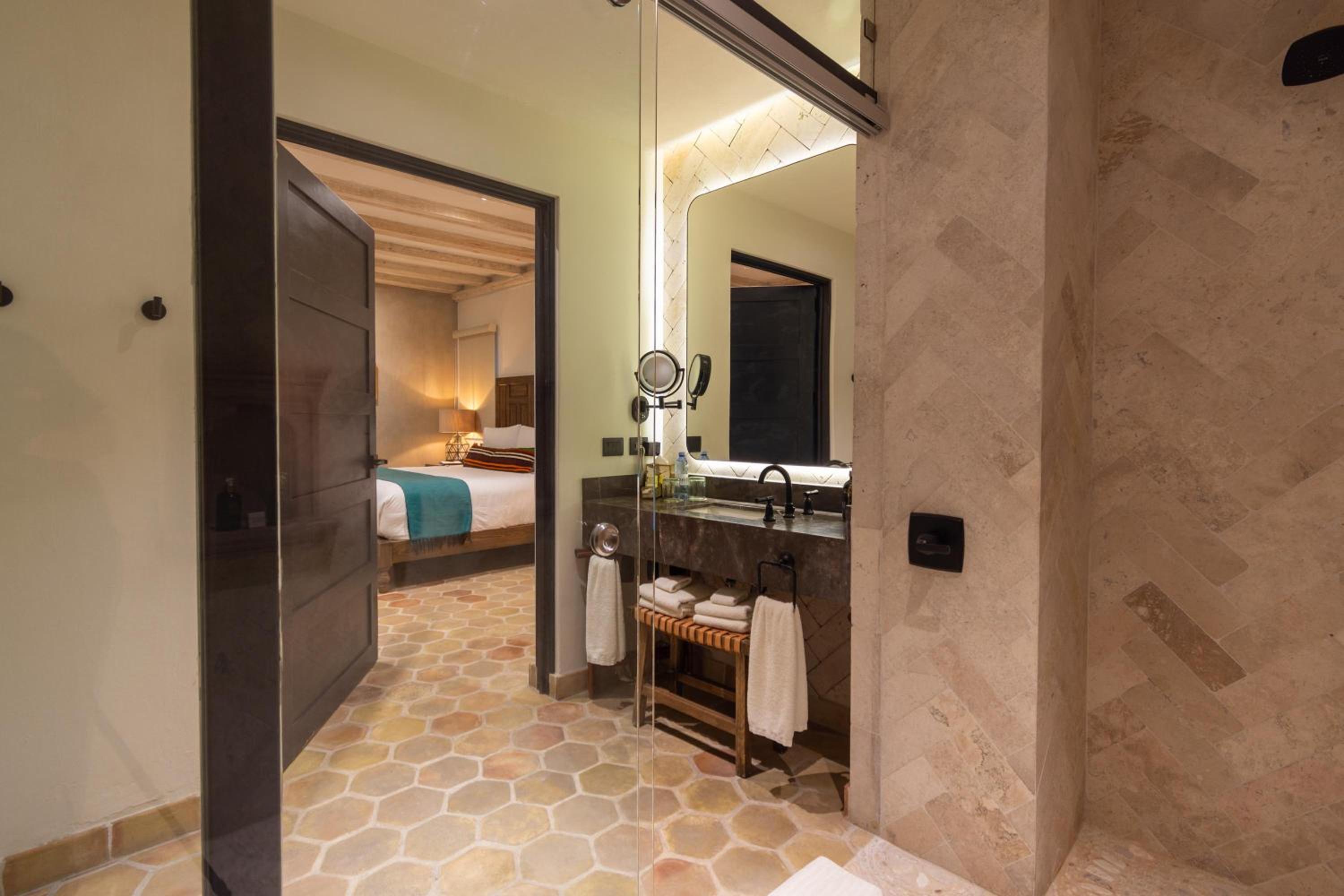 Deluxe Suite - Photo 5