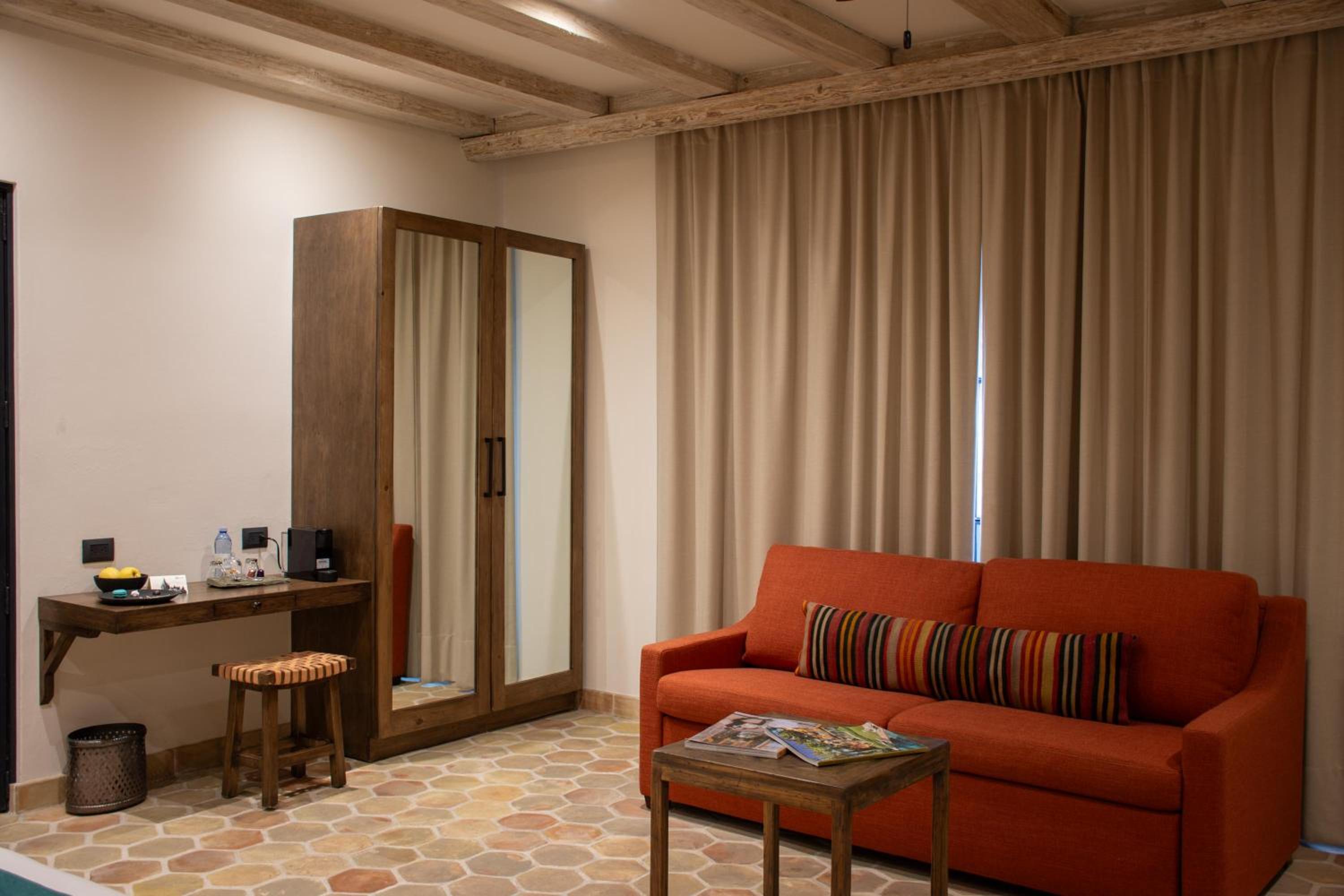 Deluxe Suite - Photo 6