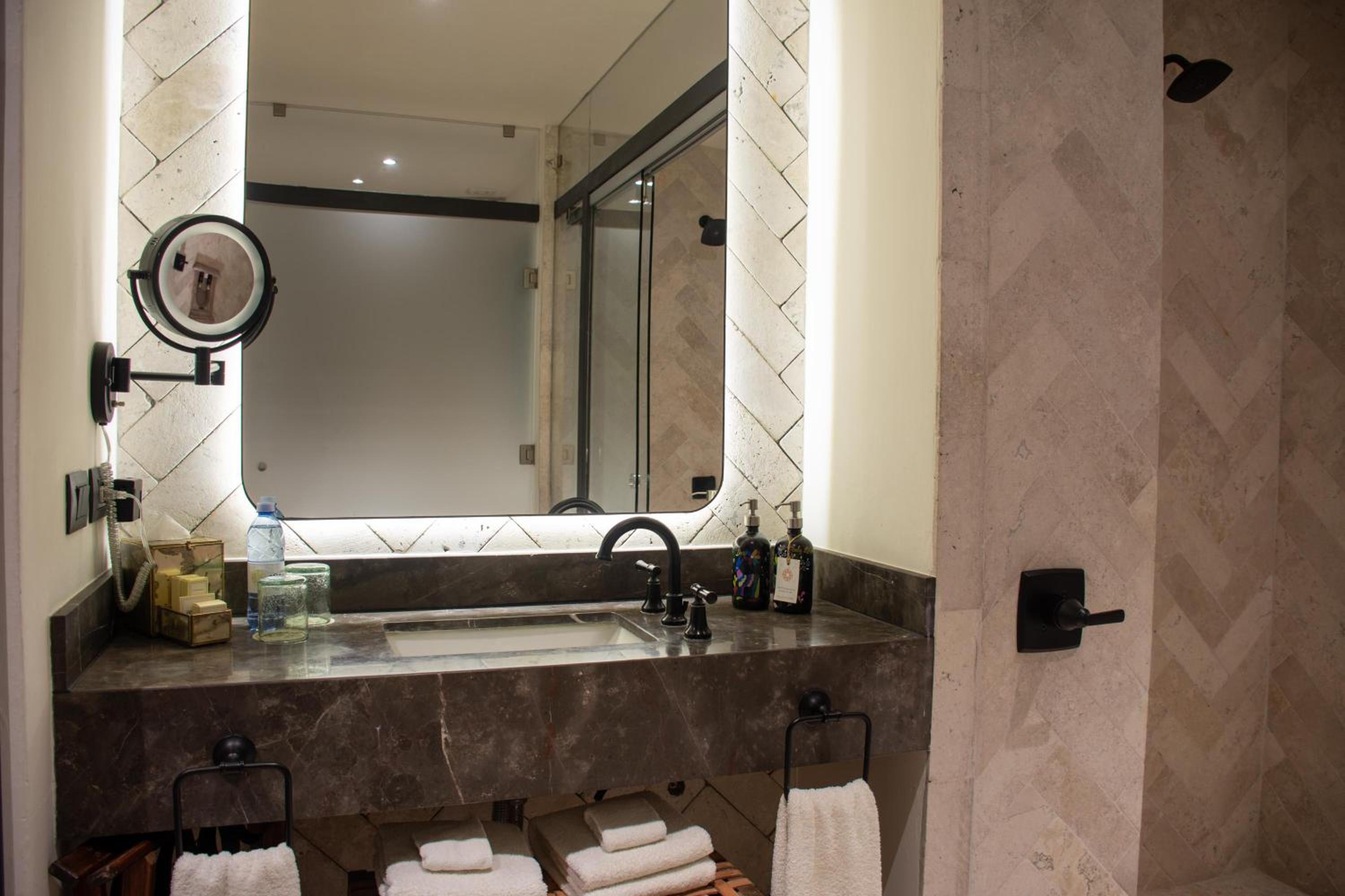 Deluxe Suite - Photo 7
