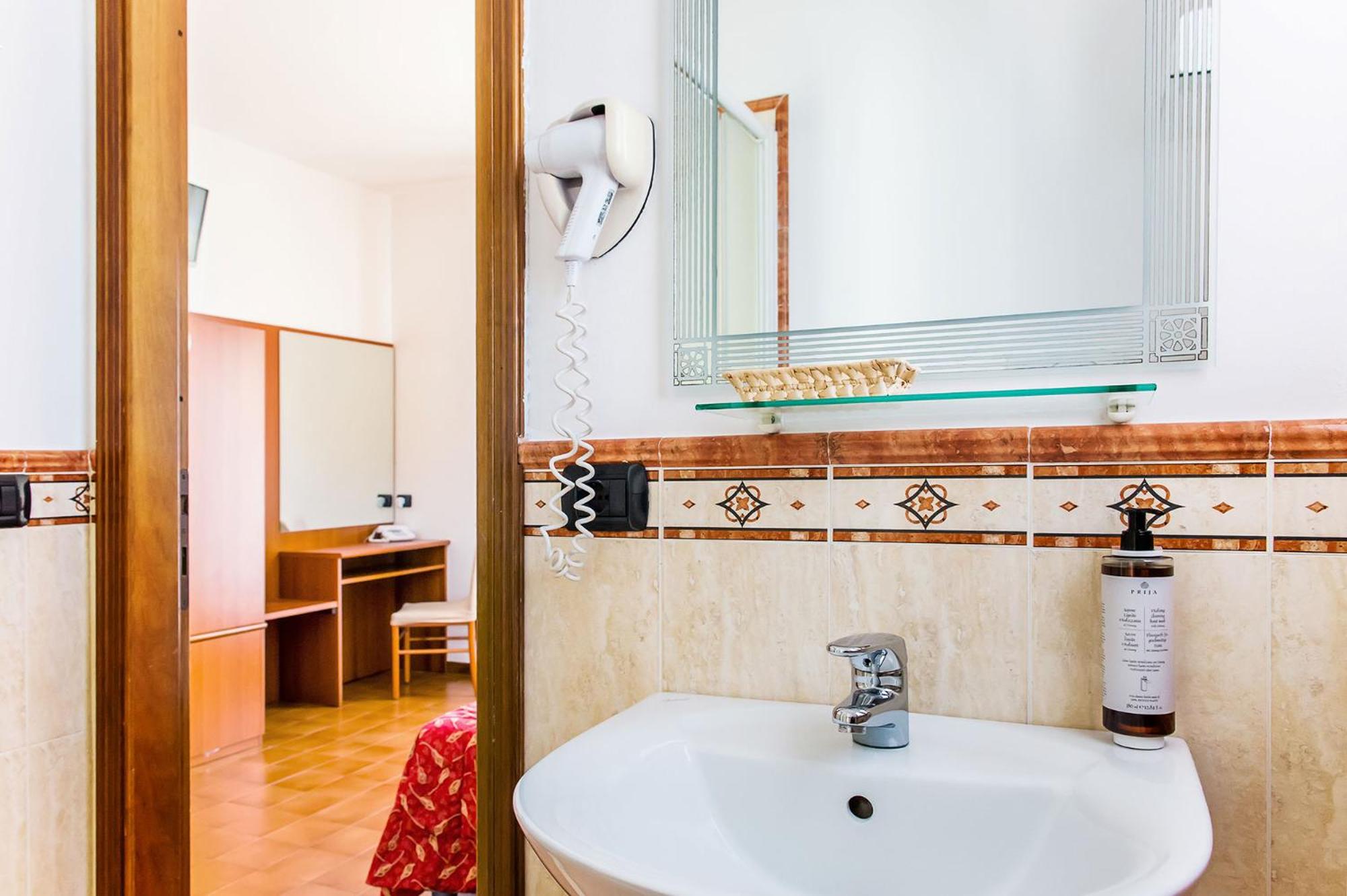 Double Room with Balcony - Photo 12