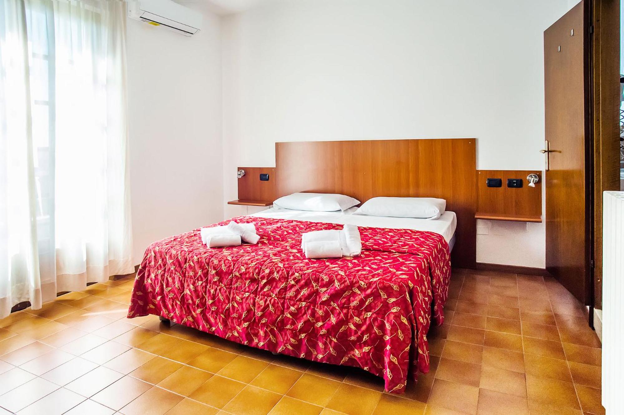 Double Room with Balcony - Photo 3