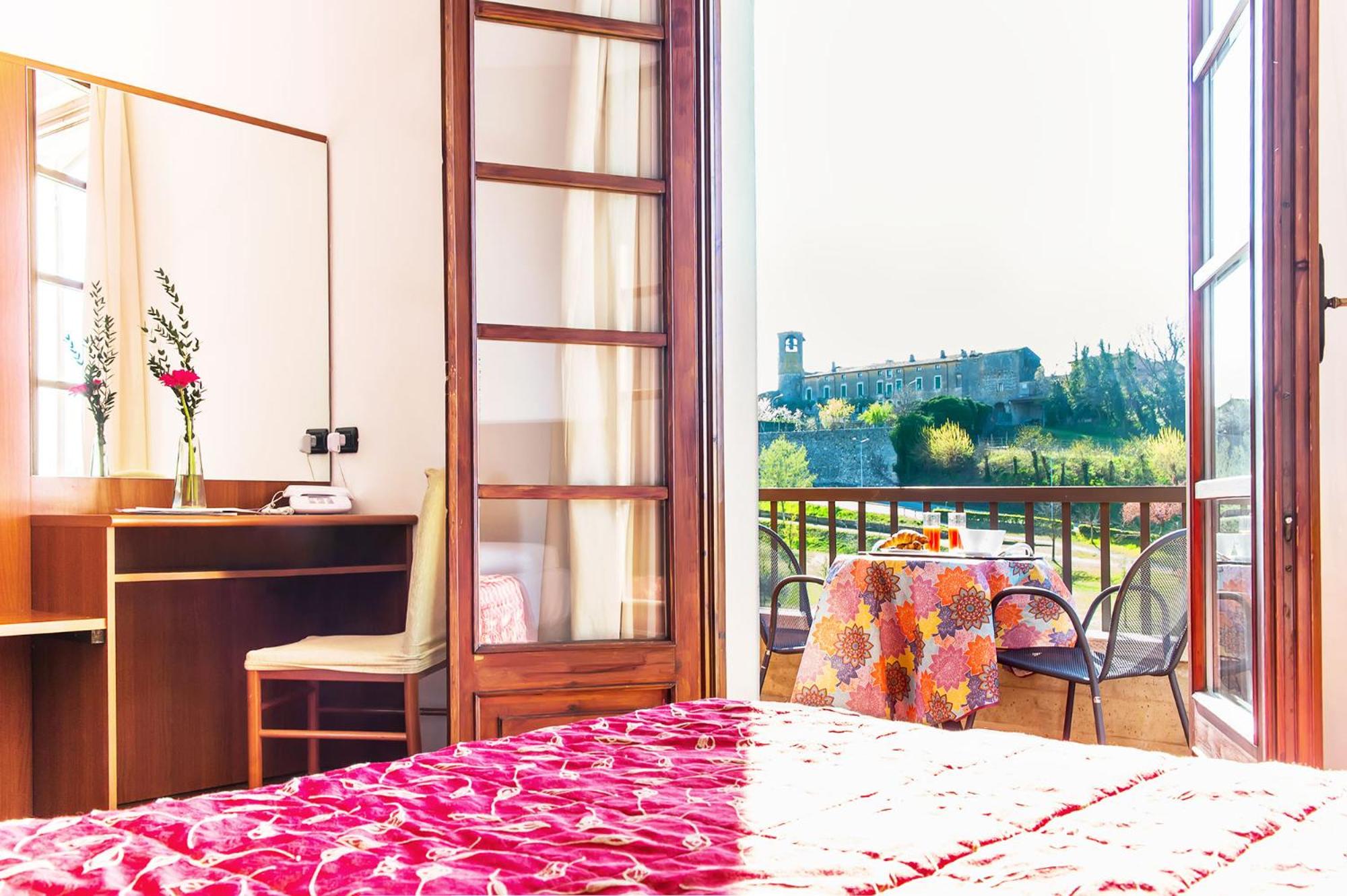 Double Room with Balcony - Photo 5