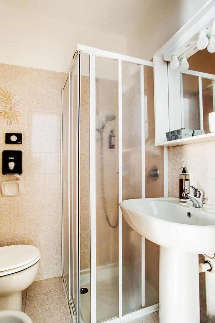 Double Room with Balcony - Photo 6