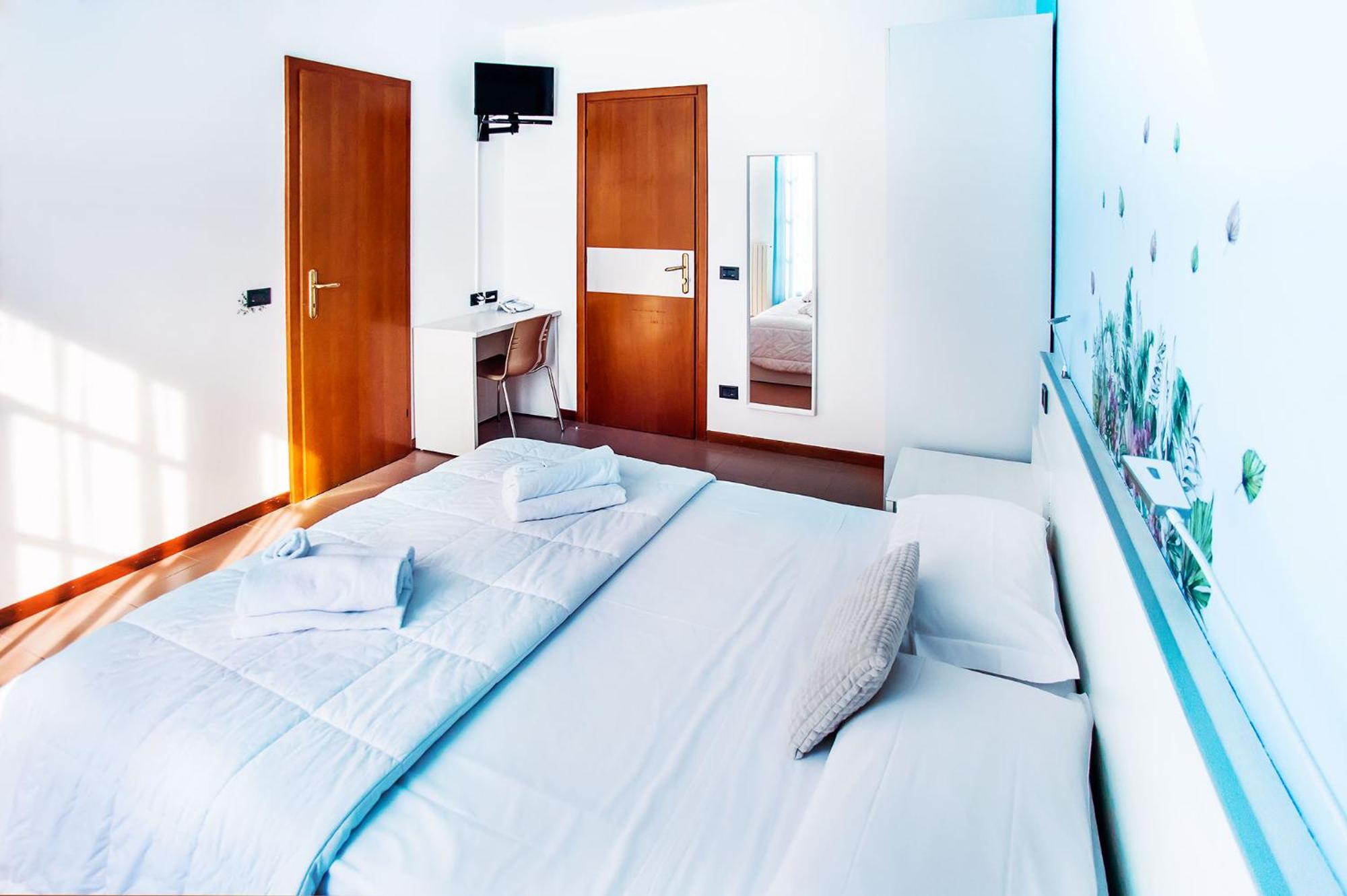 Double Room with Balcony - Photo 7