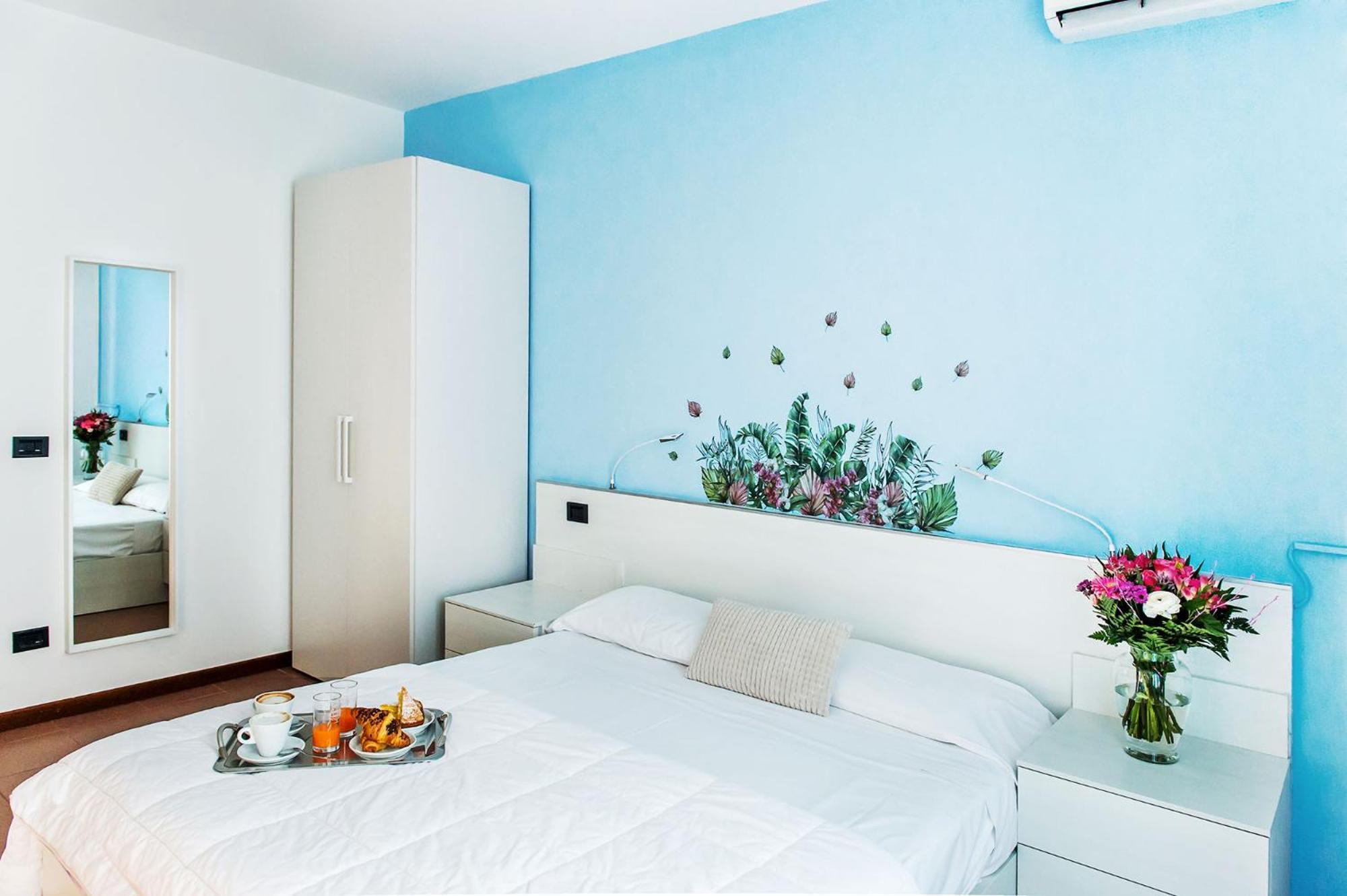 Double Room with Balcony - Photo 2
