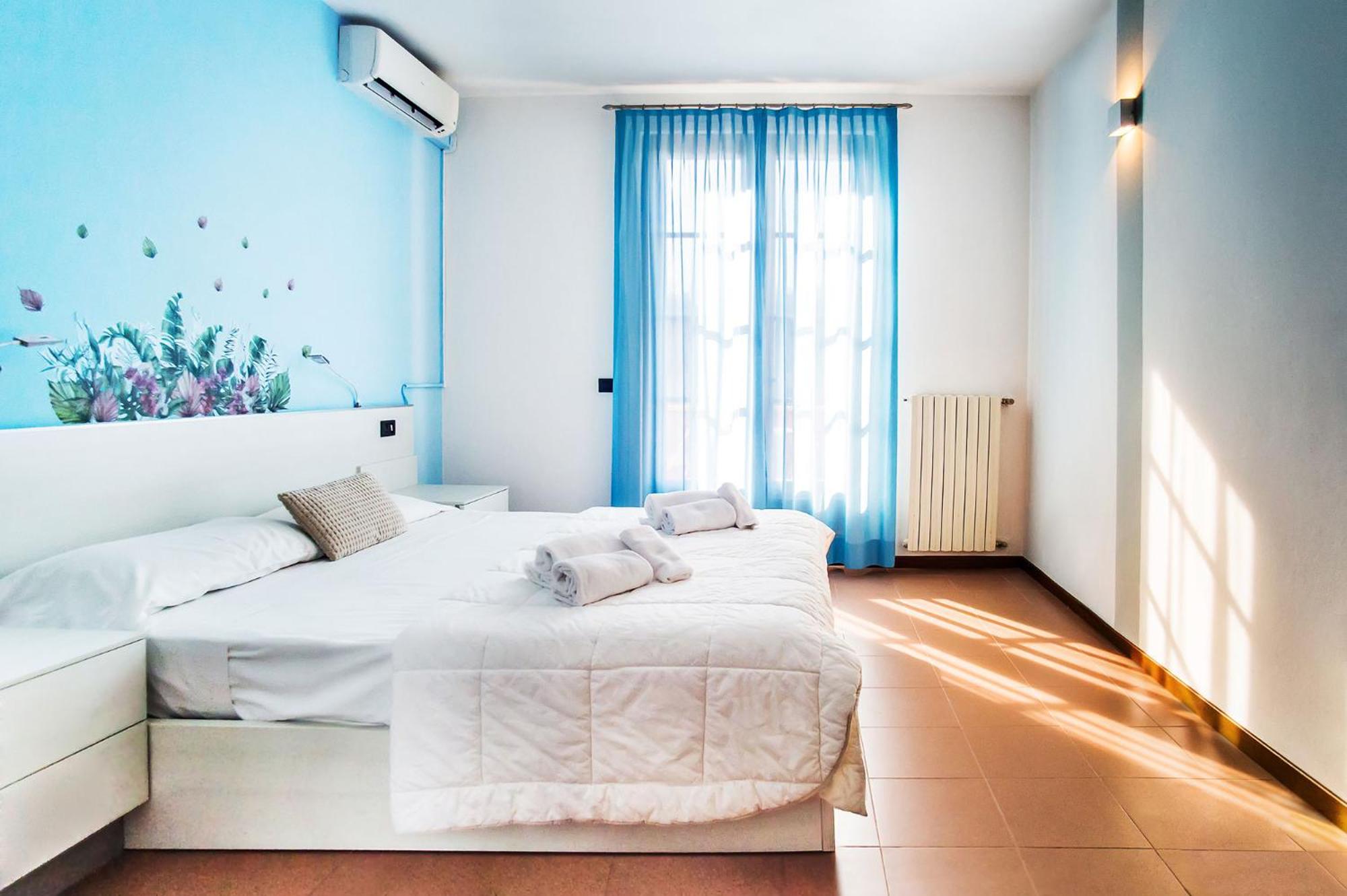 Double Room with Balcony - Photo 9