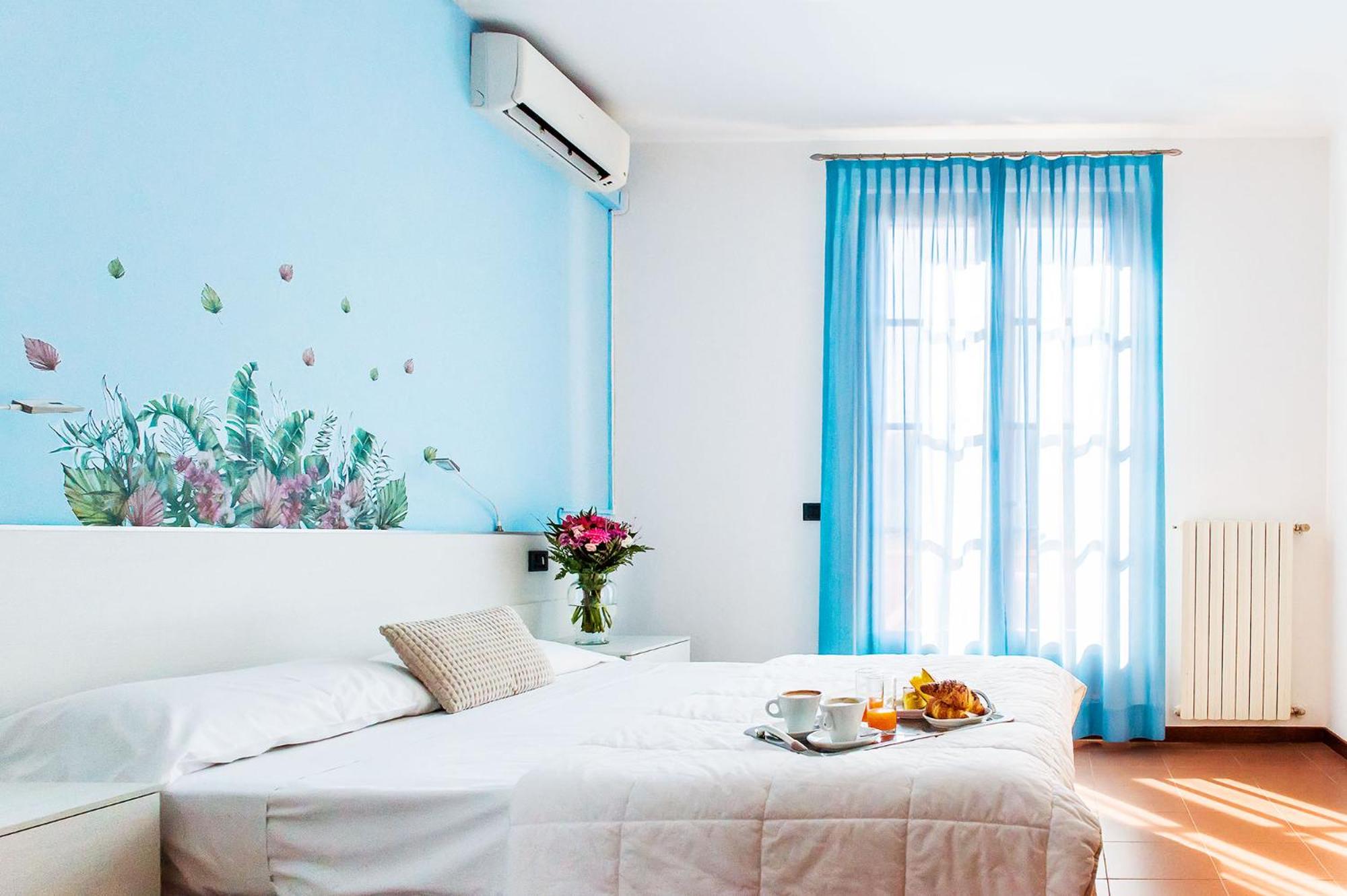 Double Room with Balcony - Photo 8