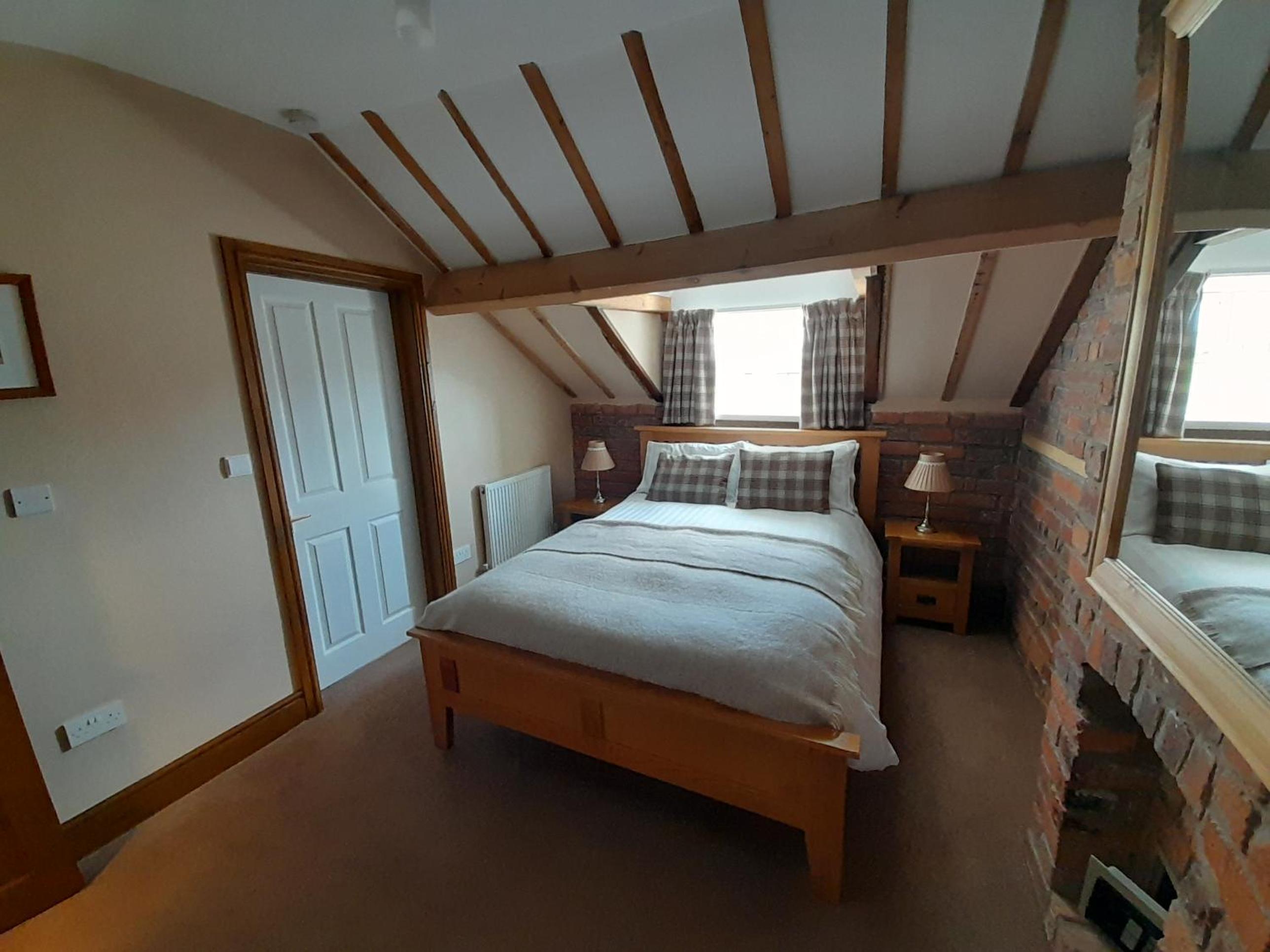 Deluxe King Room - Photo 5