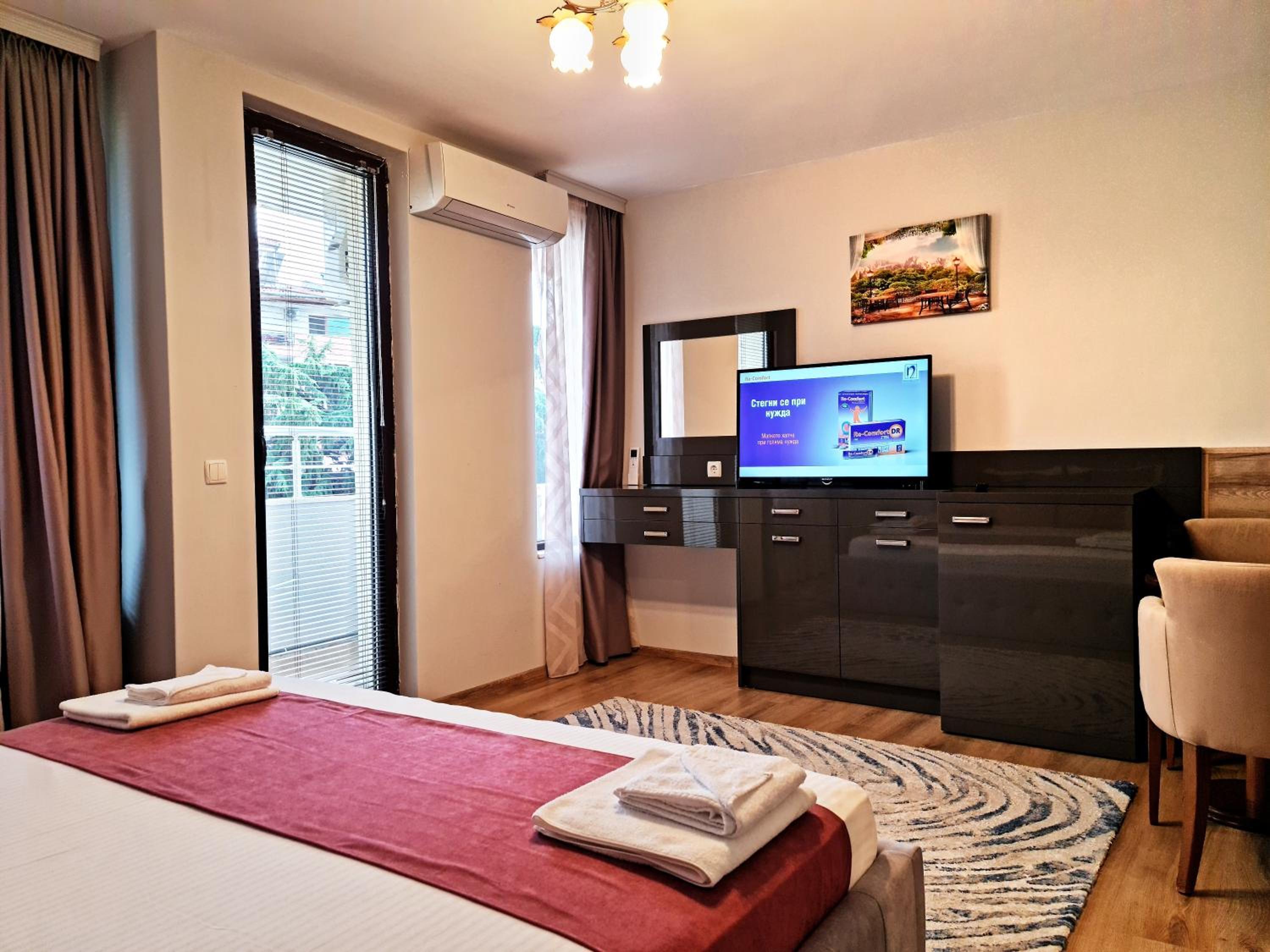 Deluxe Double Room with Balcony - Photo 6