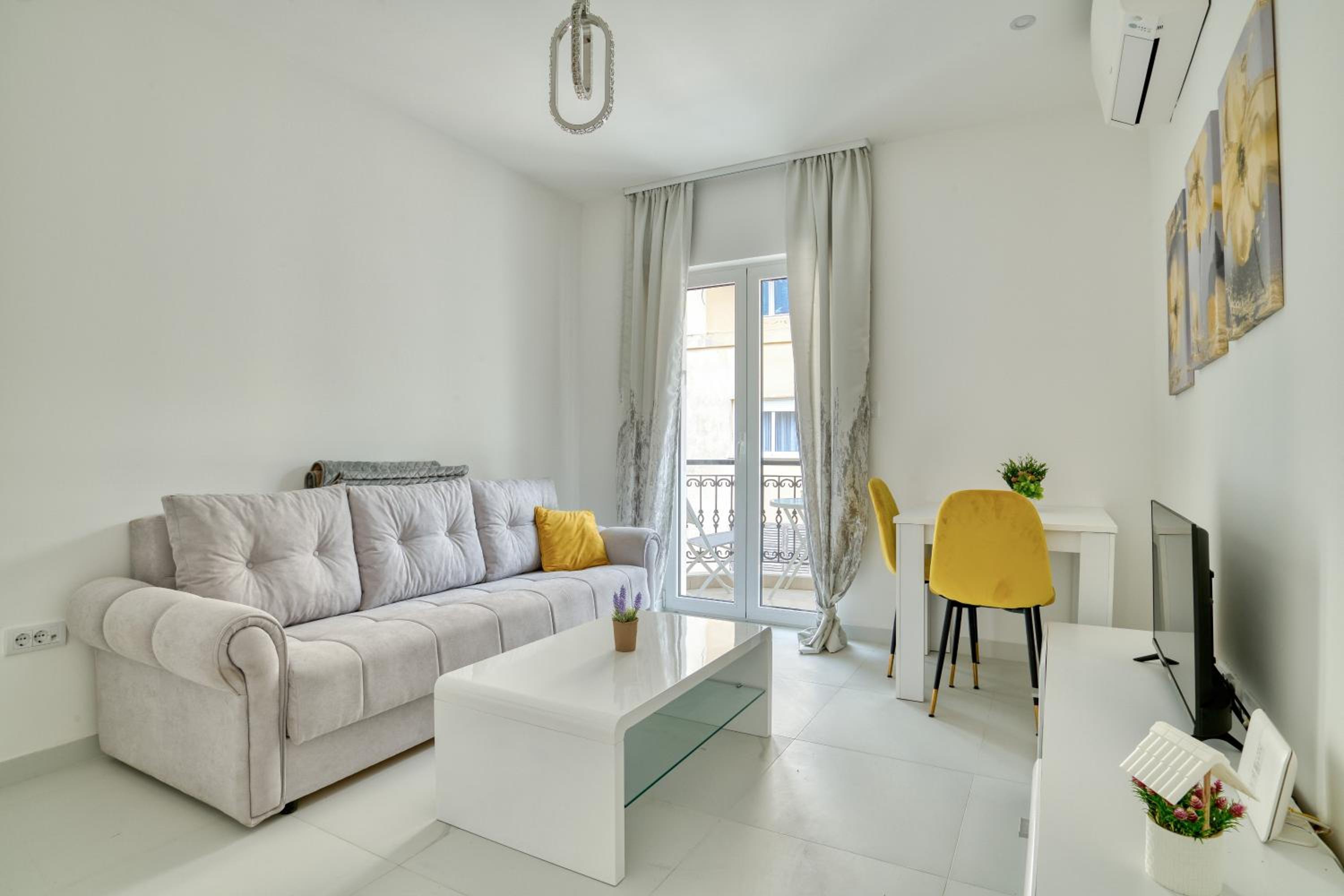 Apartment with Balcony and Partial Sea View photo 1