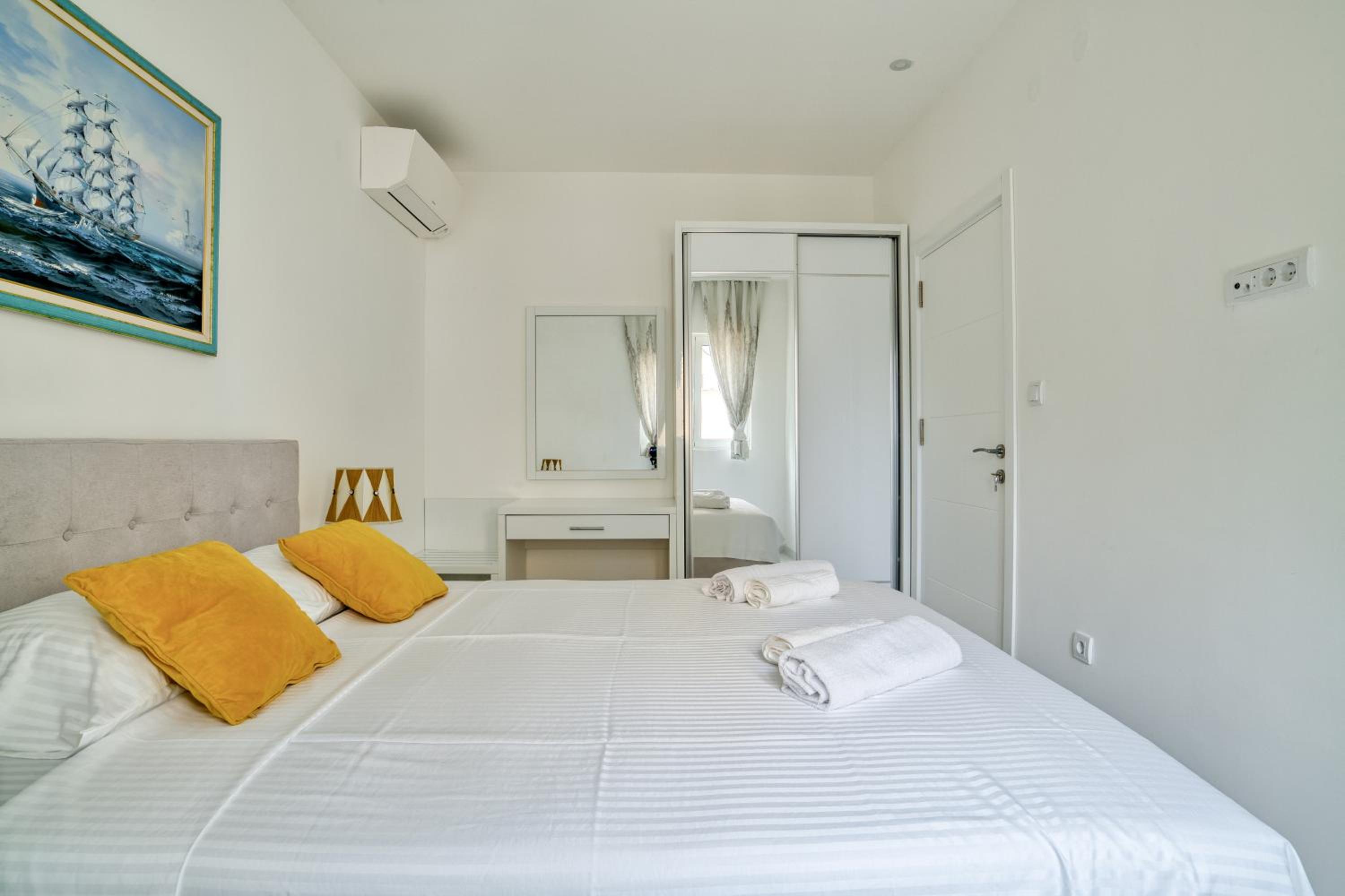 Apartment with Balcony and Partial Sea View photo 3