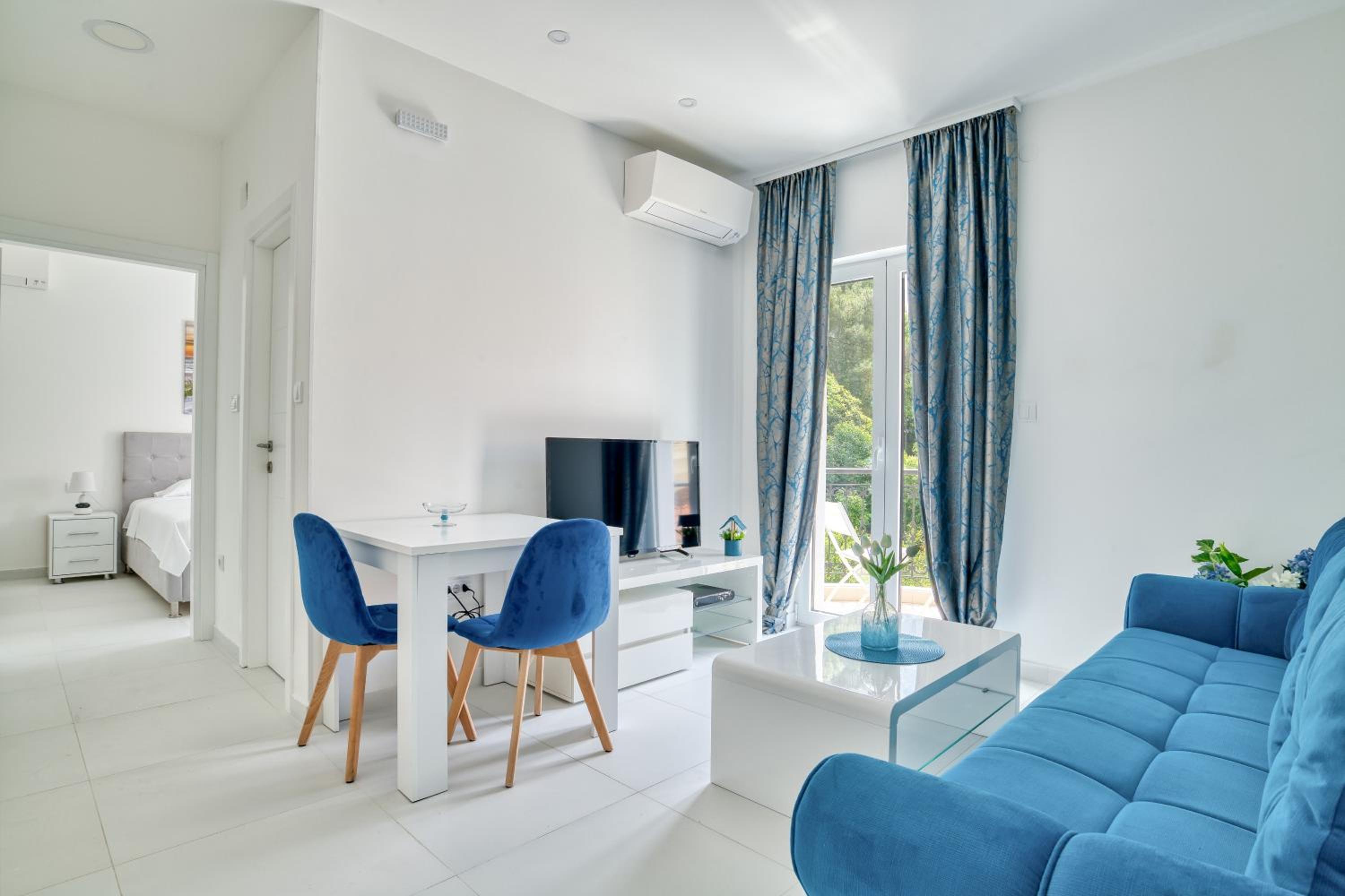 Apartment with Balcony and Partial Sea View photo 1