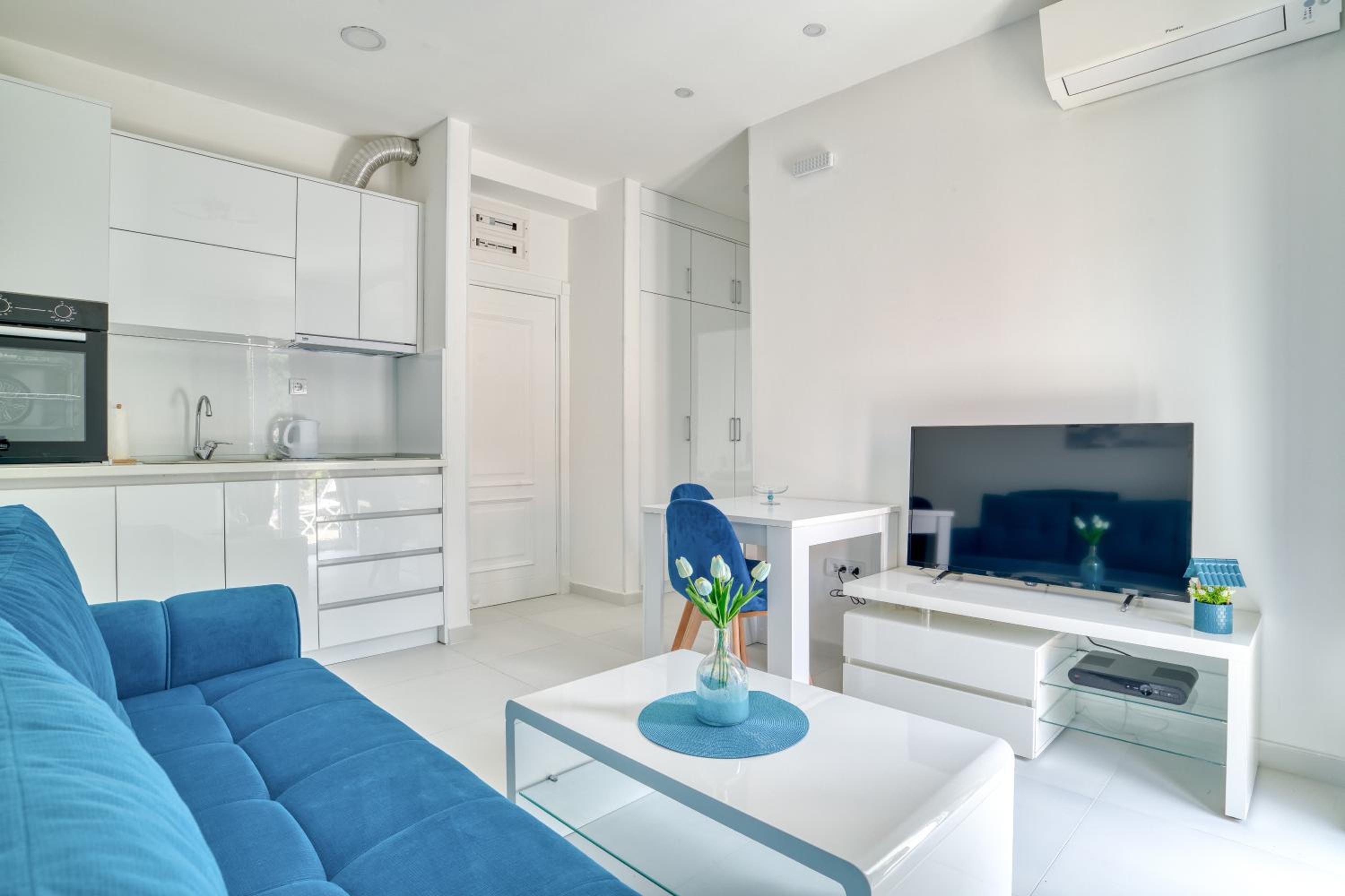 Apartment with Balcony and Partial Sea View photo 2