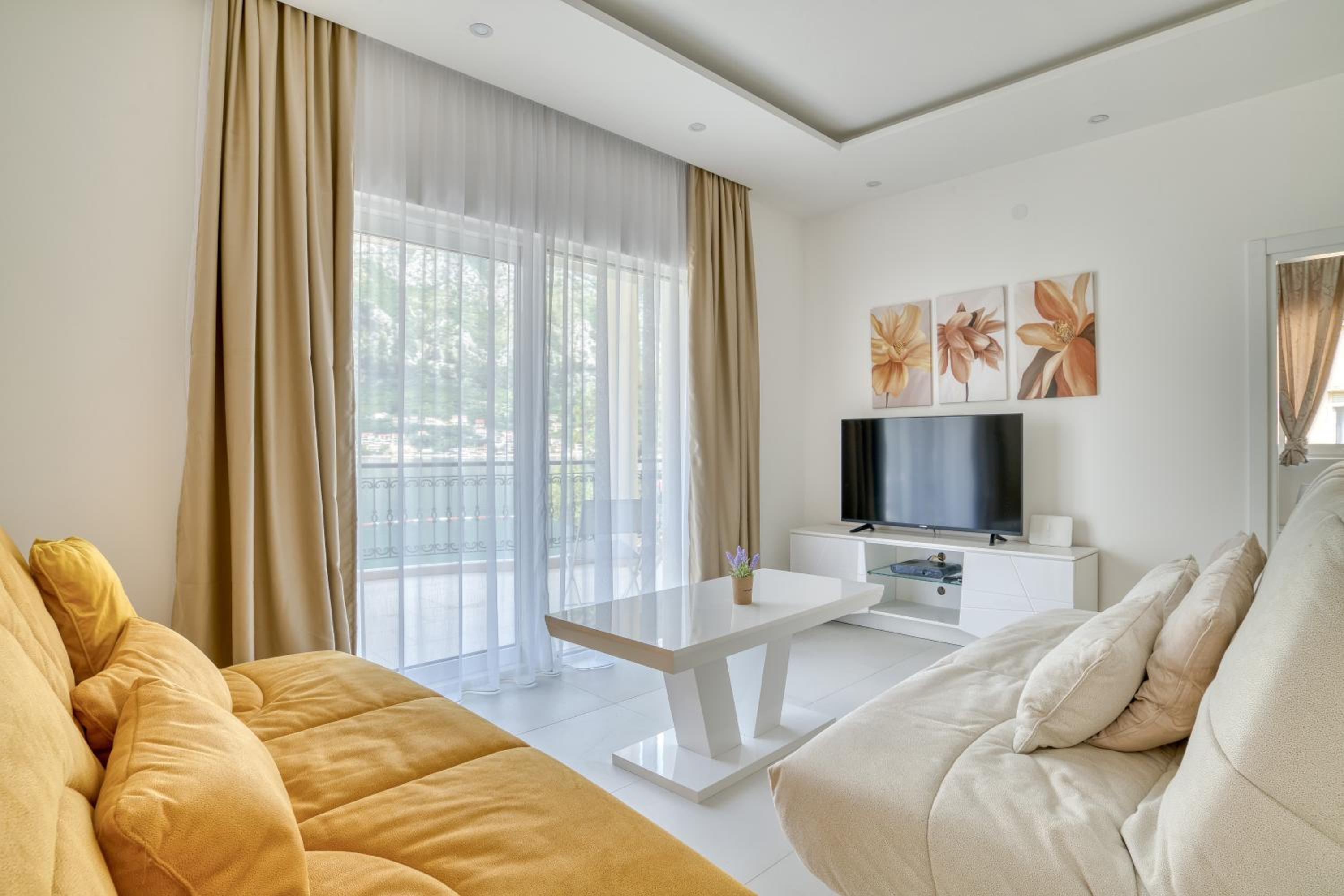 Two-Bedroom Apartment with Terrace and Sea View photo 1