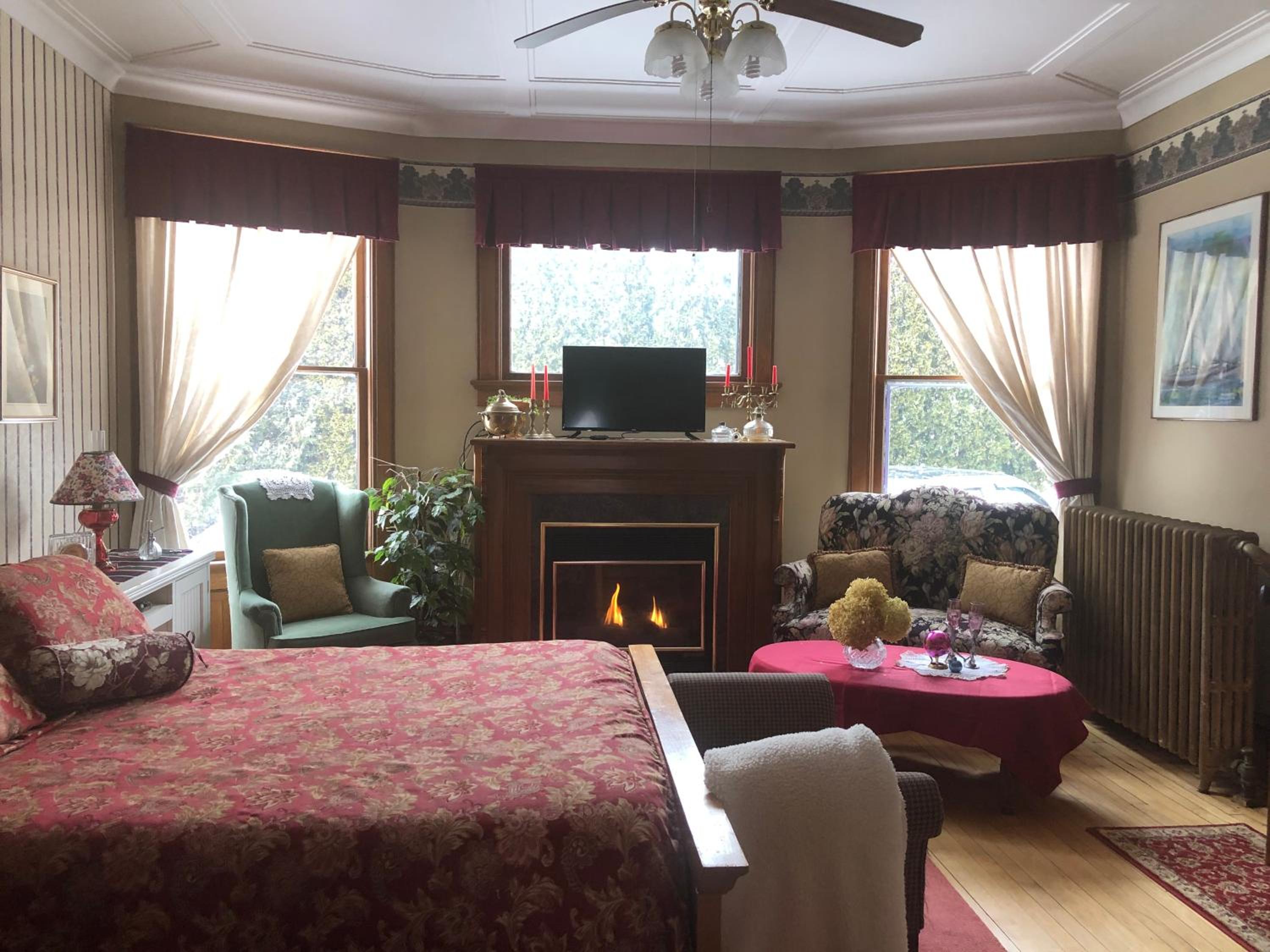 Queen Suite with Spa Bath photo 2
