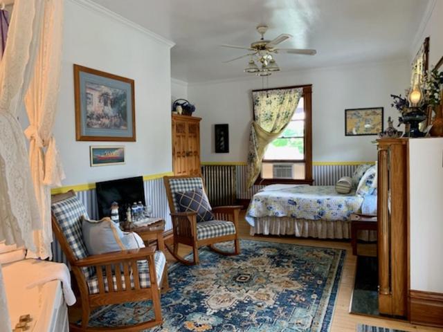 Deluxe Queen Suite photo 1