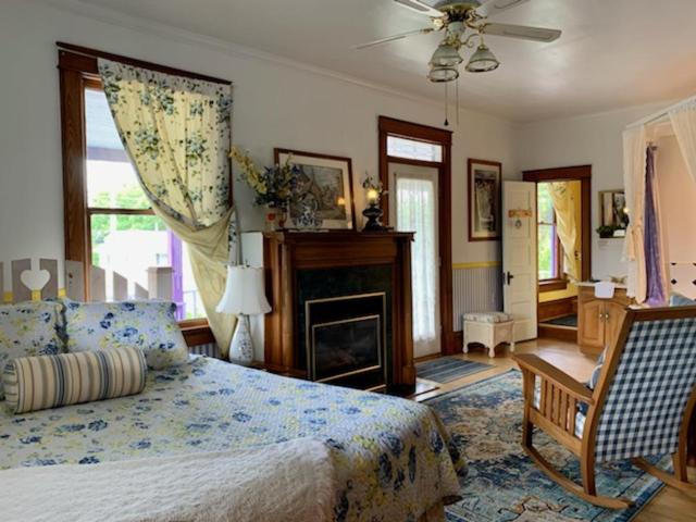 Deluxe Queen Suite photo 3