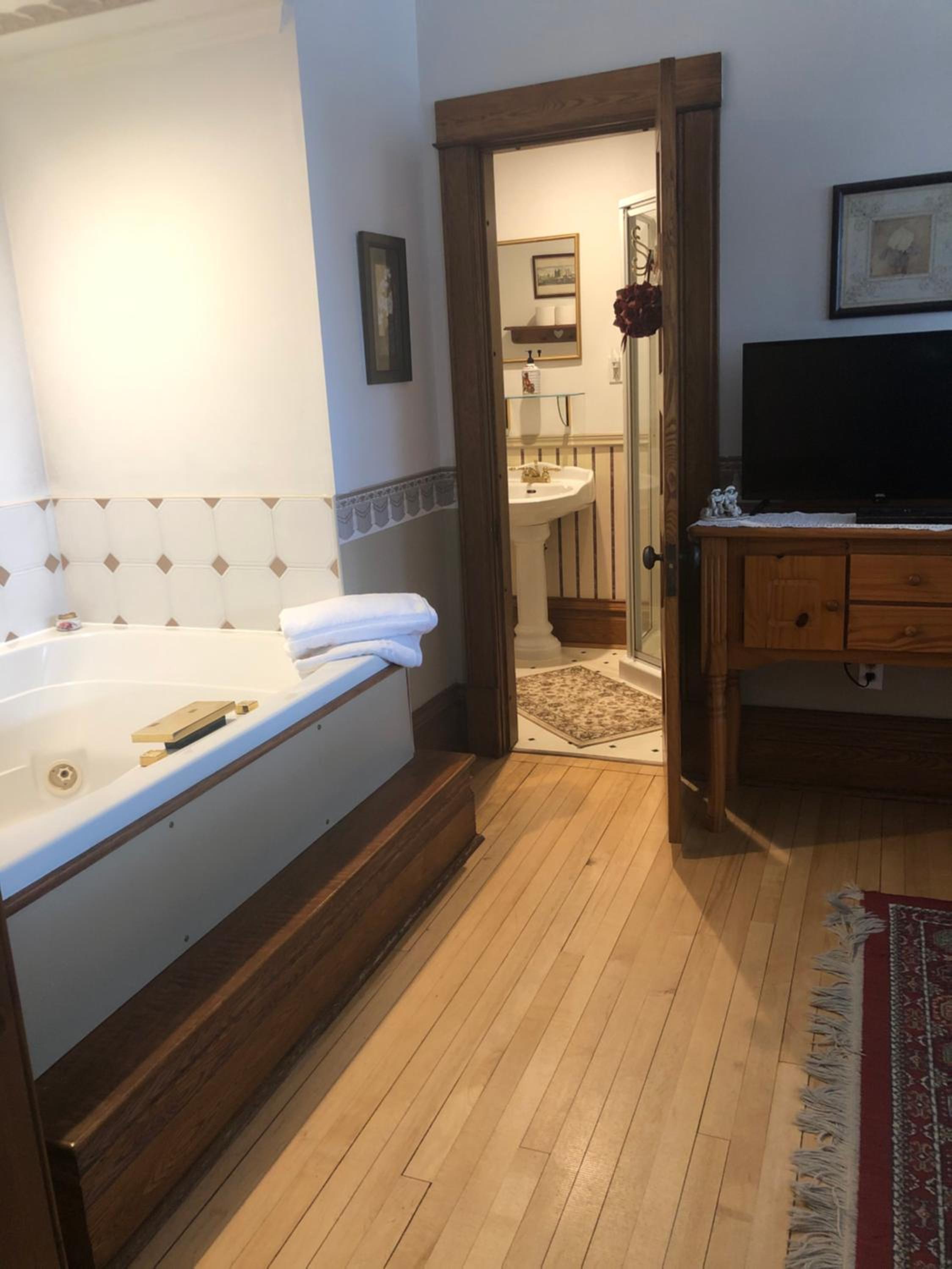 Deluxe Queen Suite photo 3