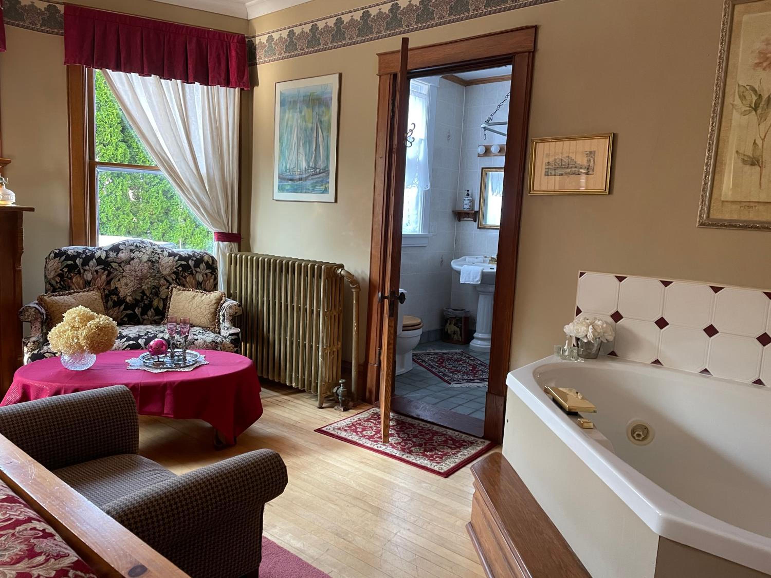 Queen Suite with Spa Bath photo 3