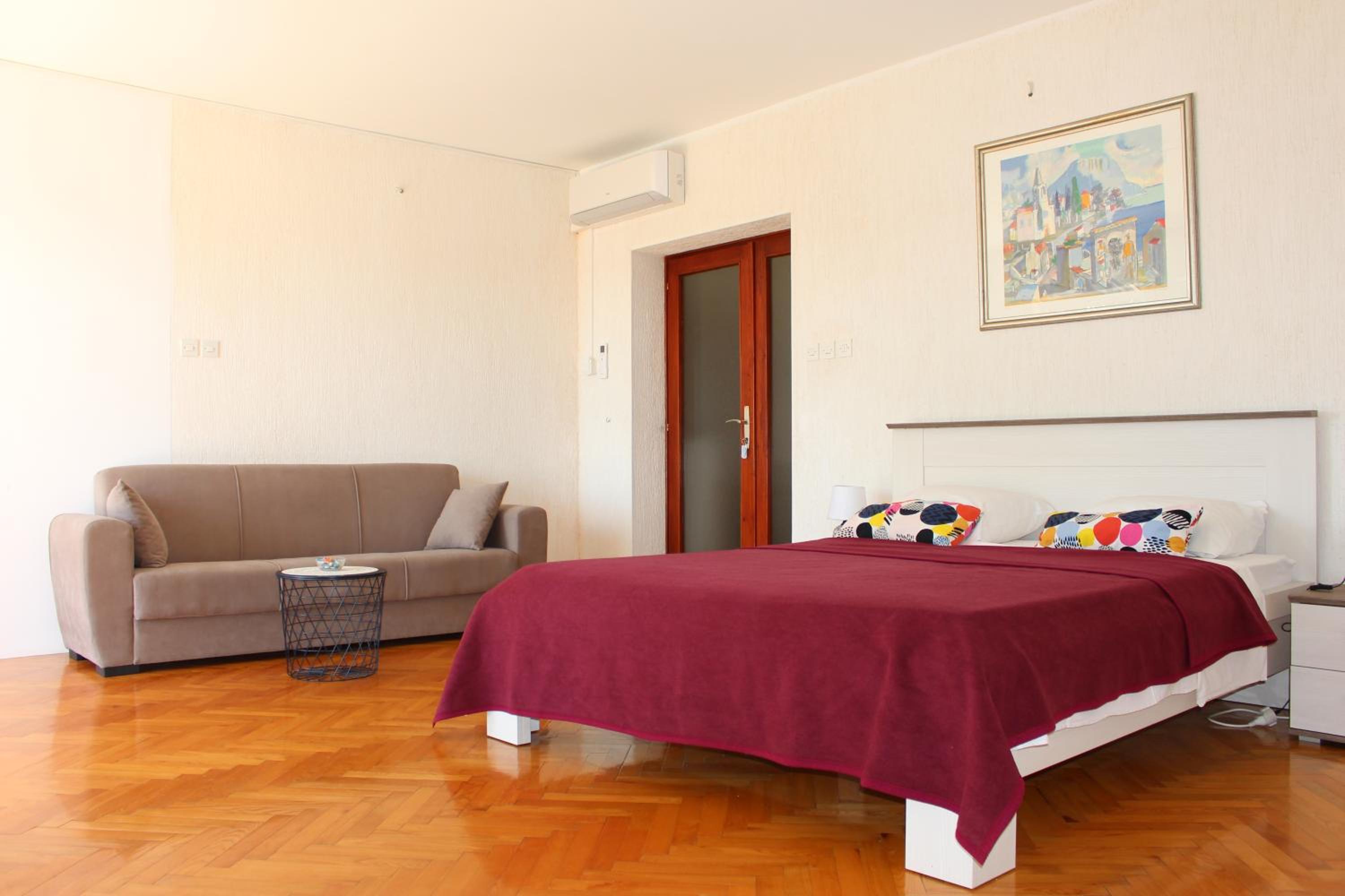 Apartment with Balcony - Photo 20