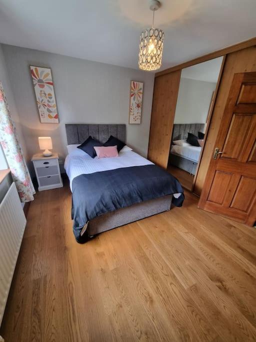 Eight-Bedroom House photo 1