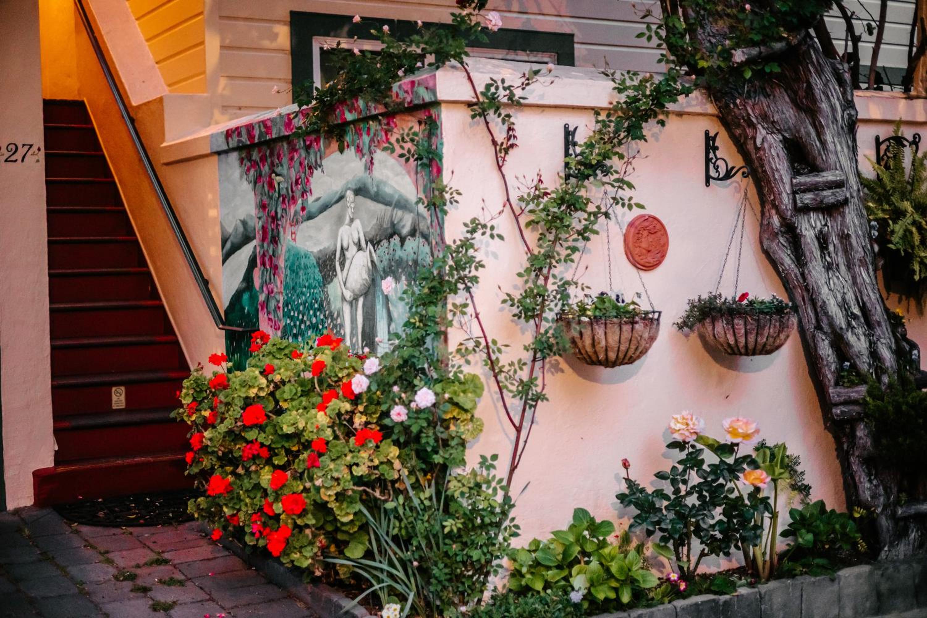 Courtyard Queen Room with Kitchen (Dog Friendly)