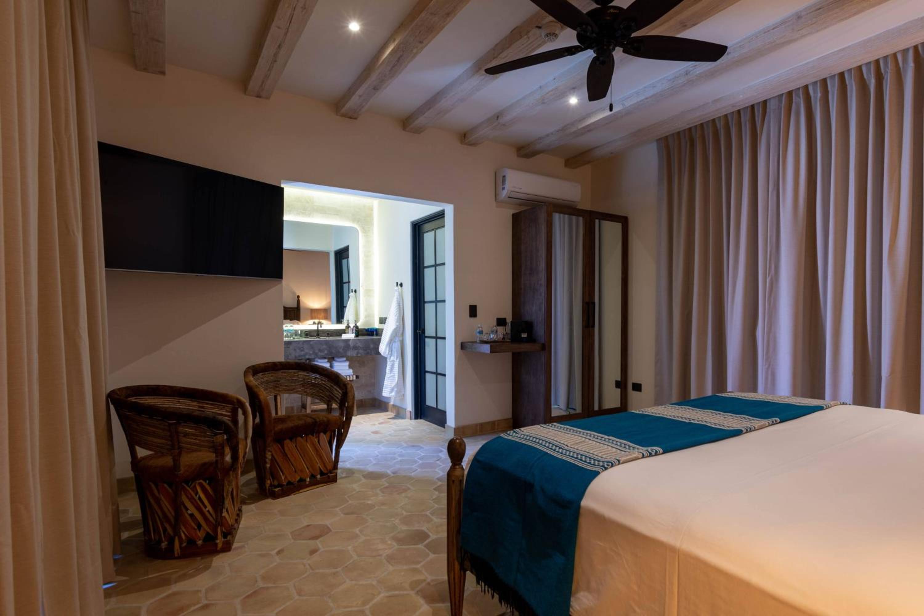 Deluxe Room - Photo 5