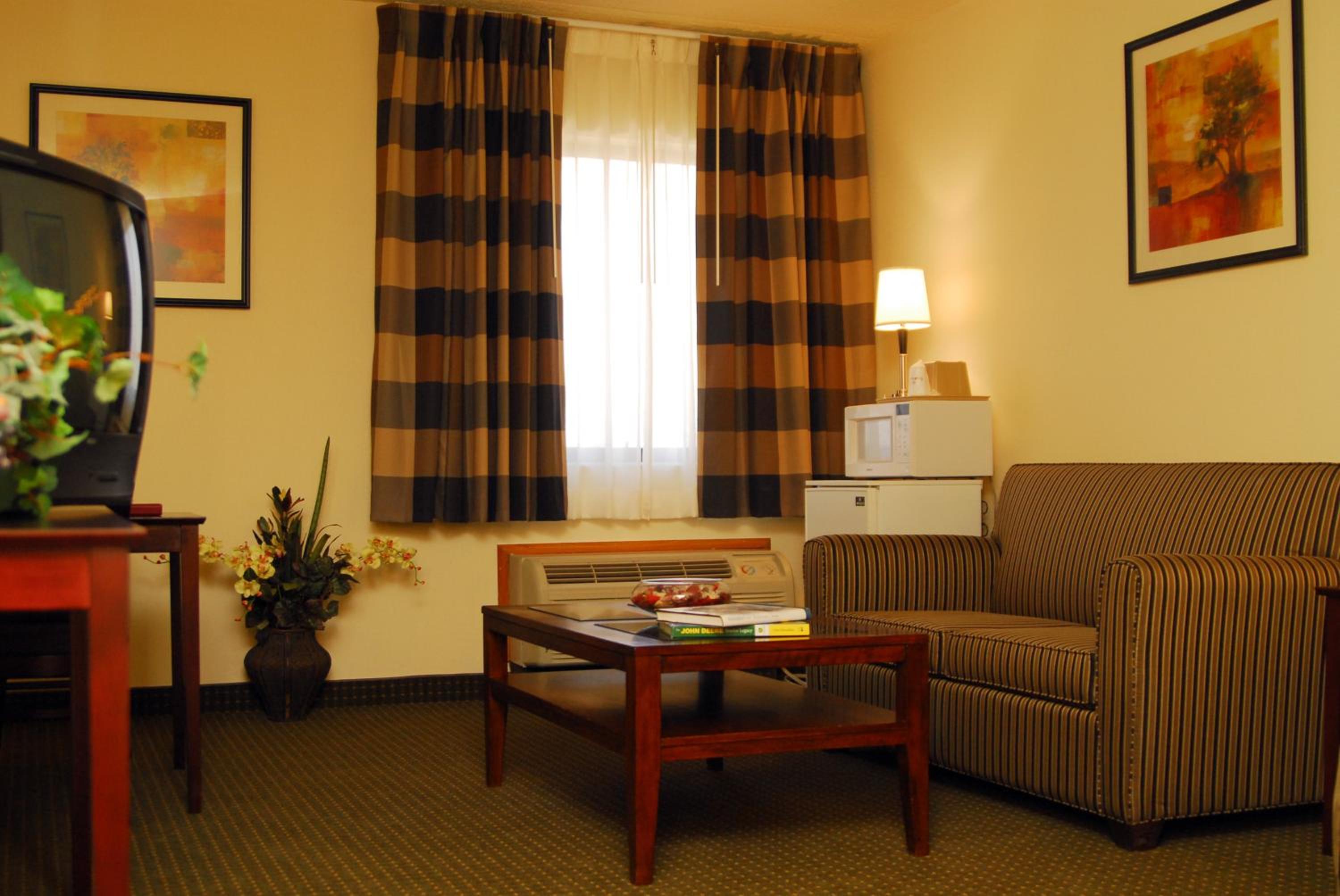 Queen Suite - Non-Smoking - Photo 4