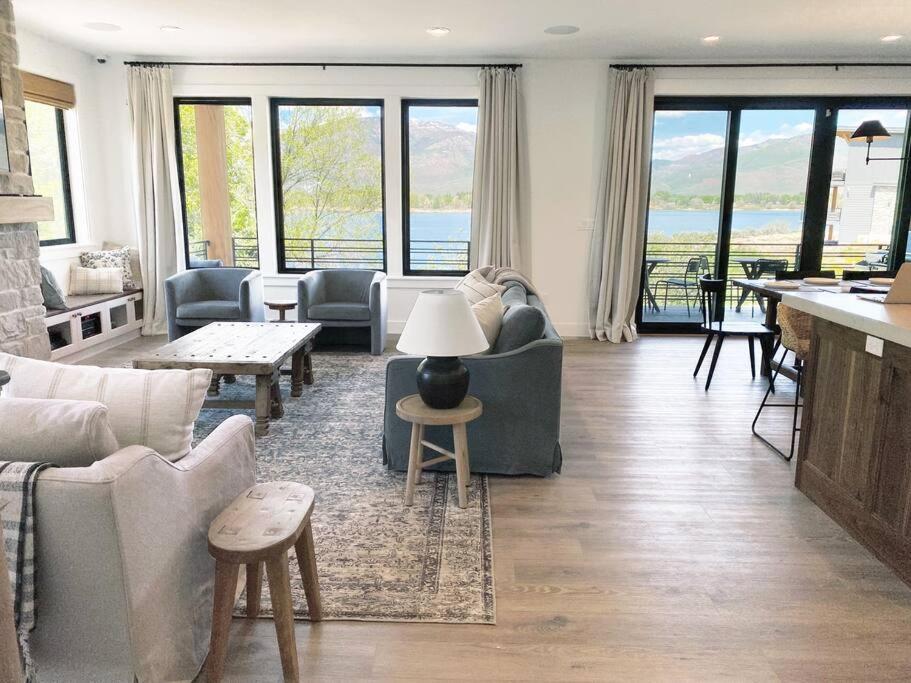 Six-Bedroom House photo 1